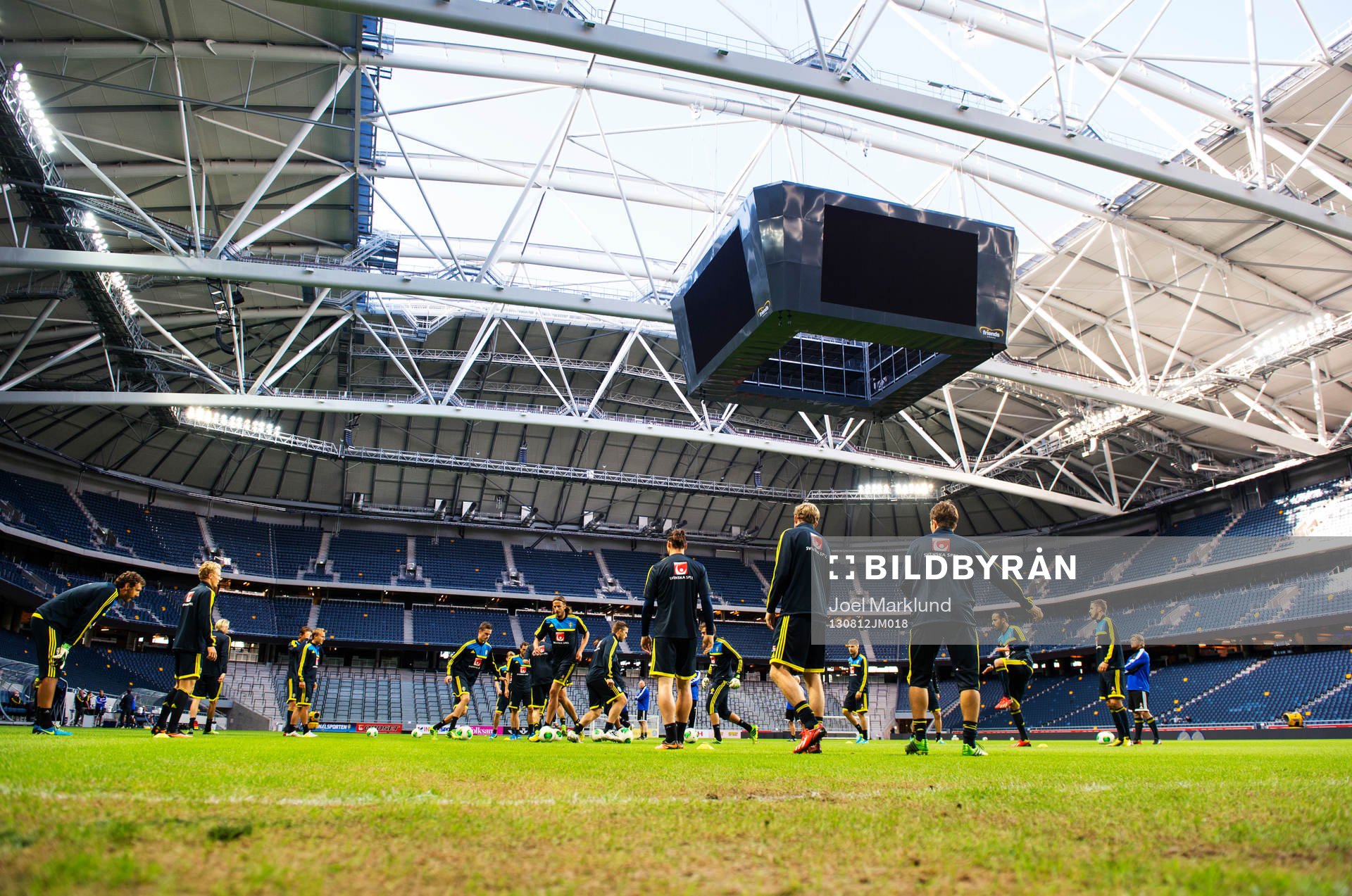 Det svenska fotbollslandslaget värmer upp