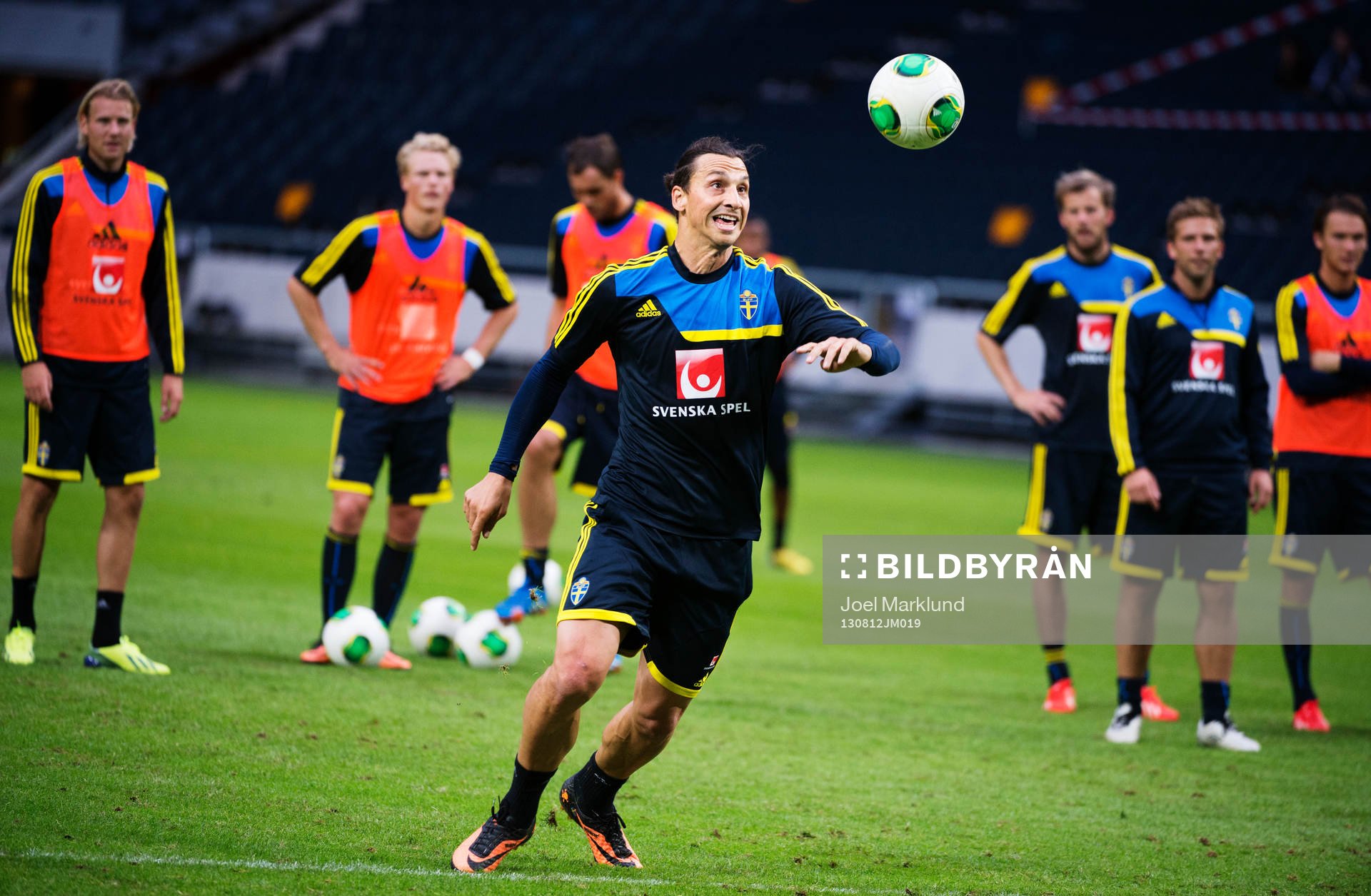 Zlatan Ibrahimovic skjuter under fotbollslandslagets träning den 12 augusti 2013 i Stockholm.