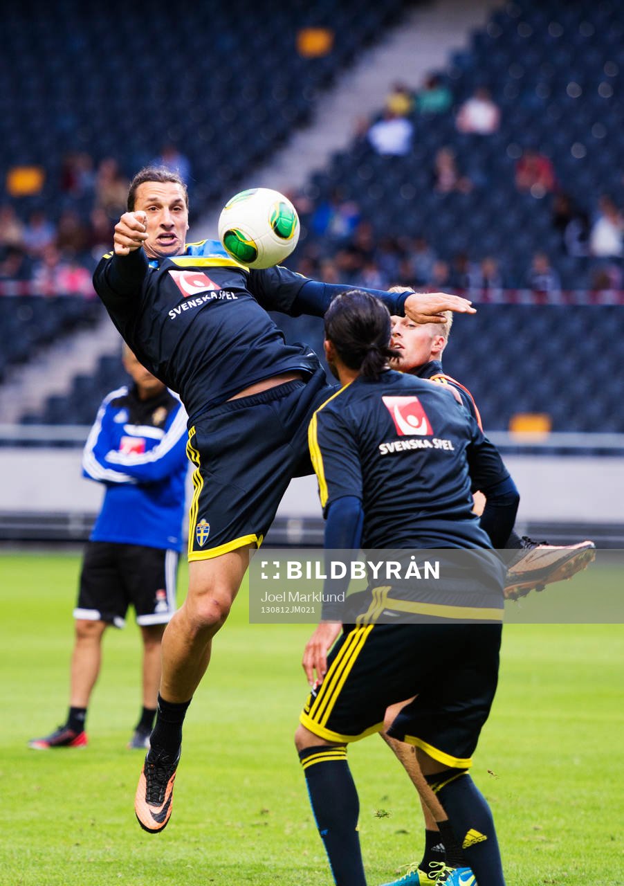 Zlatan Ibrahimovic tar ner bollen