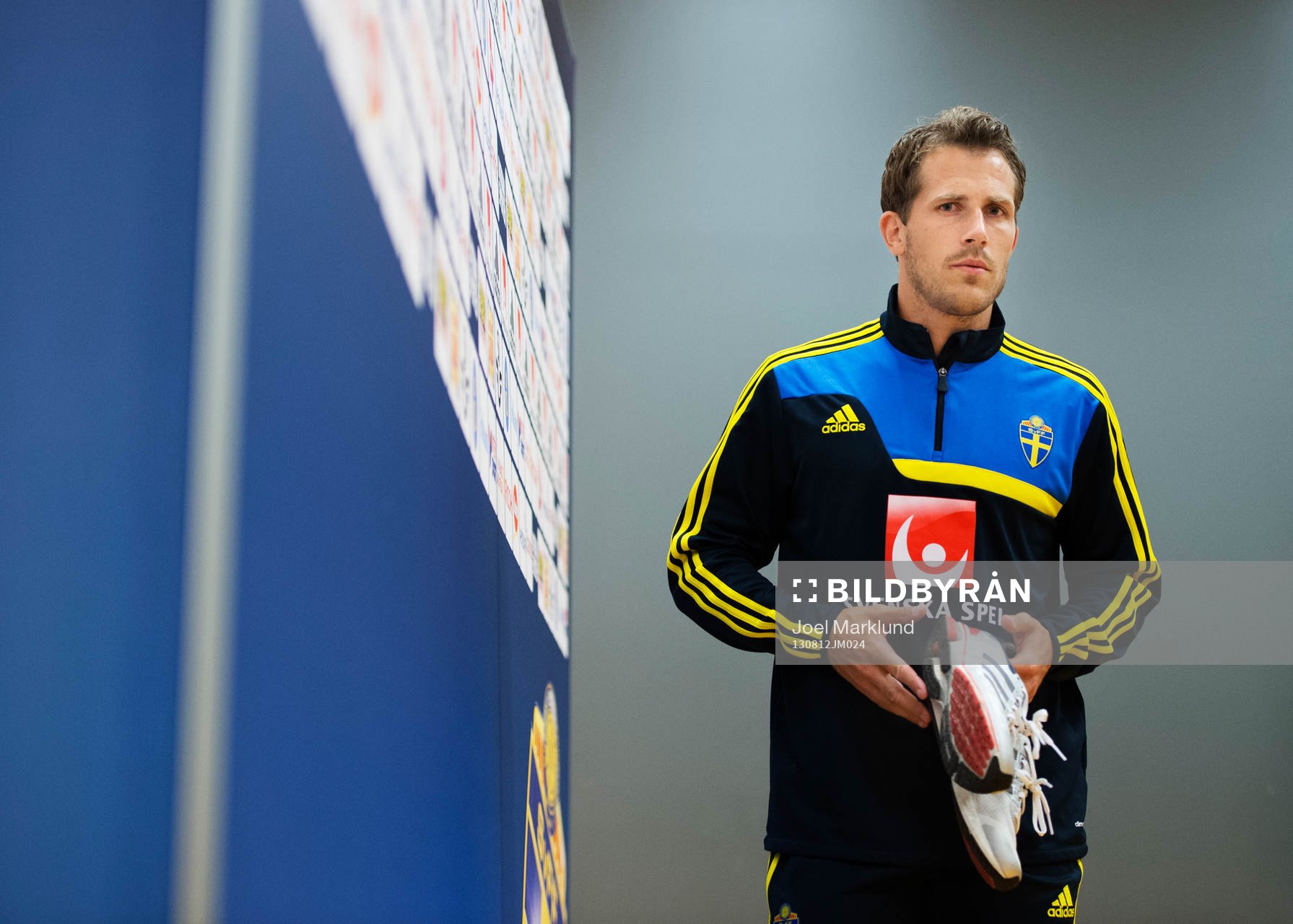 Tobias Hysén på väg in till