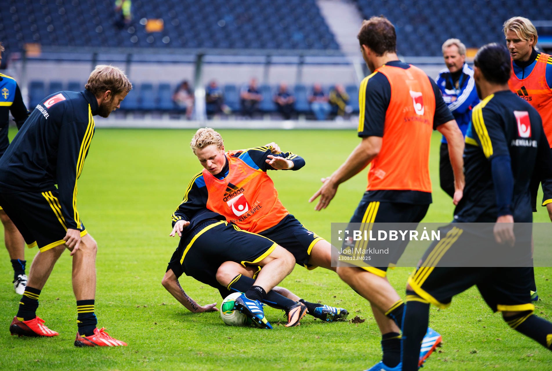 Pontus Wernbloom fäller Oscar Hiljemark