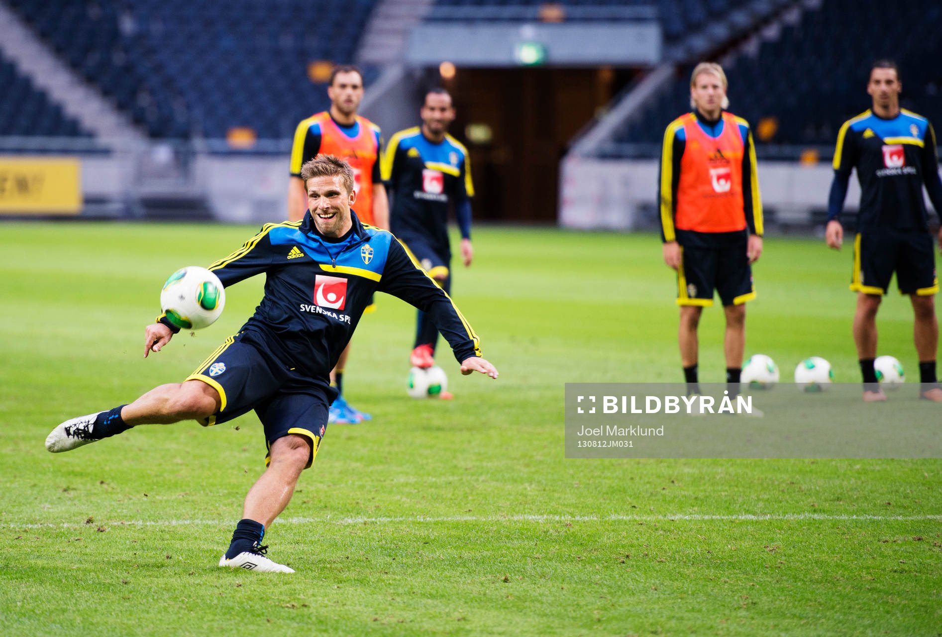 Anders Svensson skjuter under fotbollslandslagets träning den 12 augusti 2013 i Stockholm.