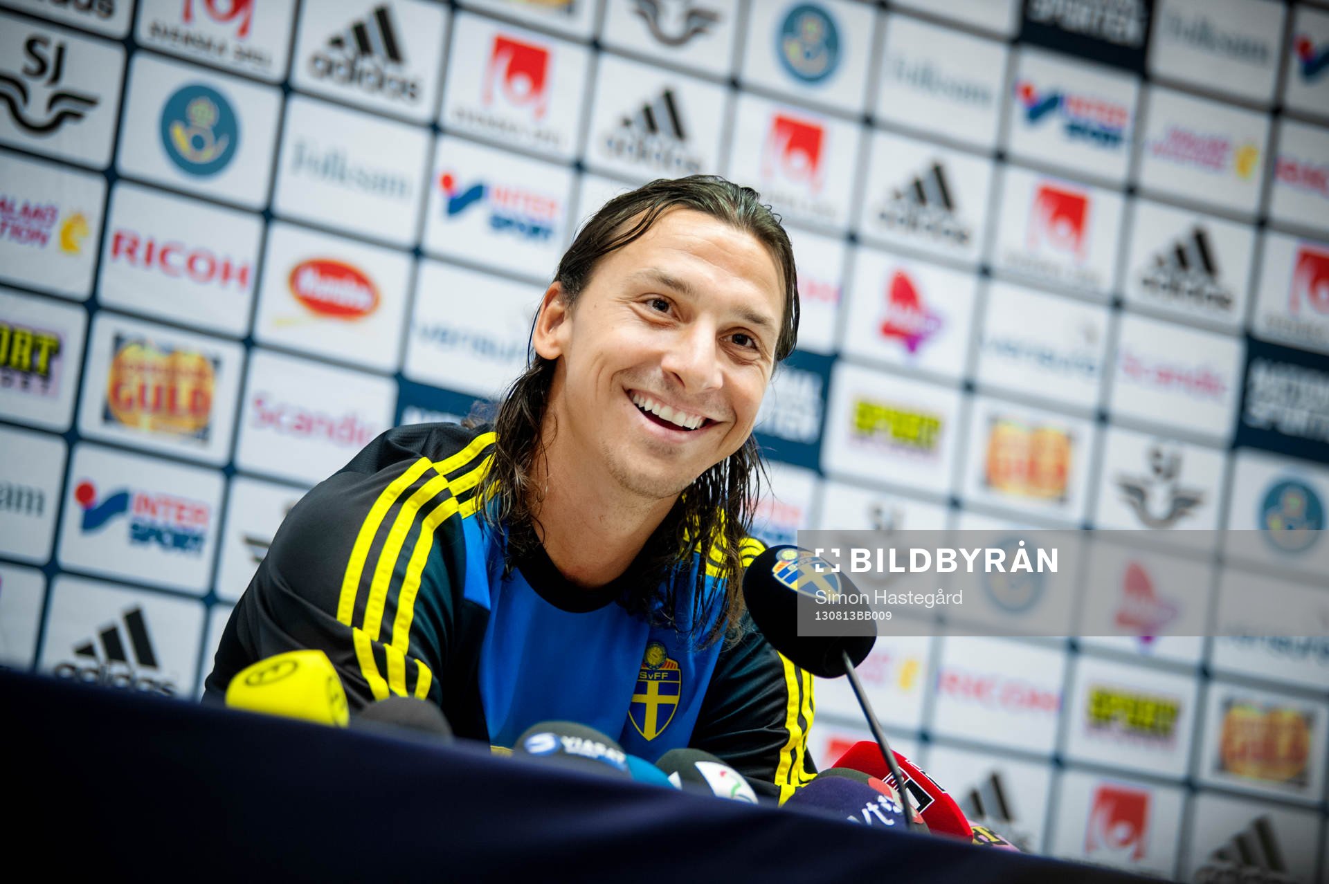 Fotboll, träning, inför Sverige - Norge: Zlatan Ibrahimovic under presskonferensen efter Sveriges träning.