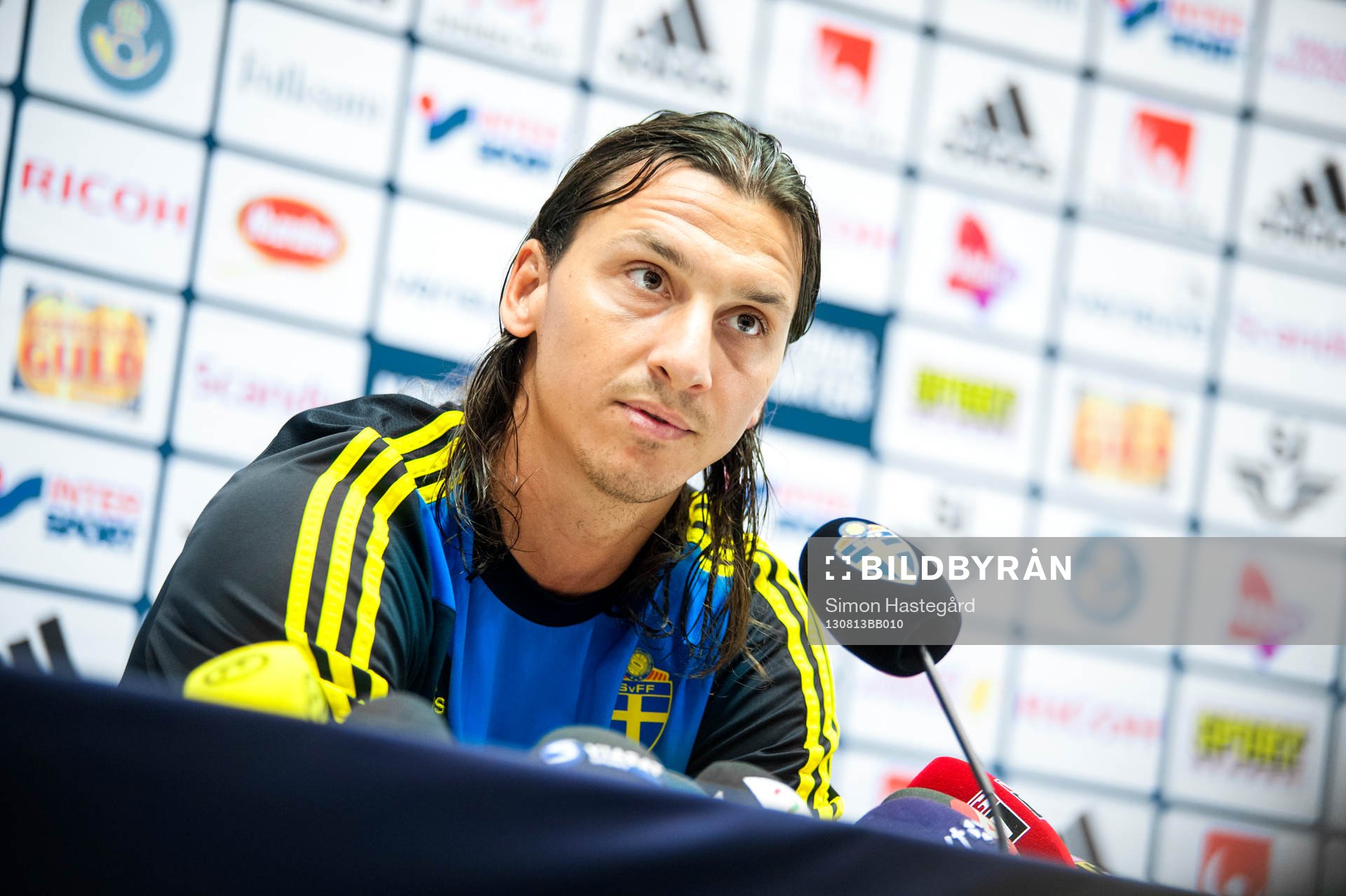 Fotboll, träning, inför Sverige - Norge: Zlatan Ibrahimovic under presskonferensen efter Sveriges träning.