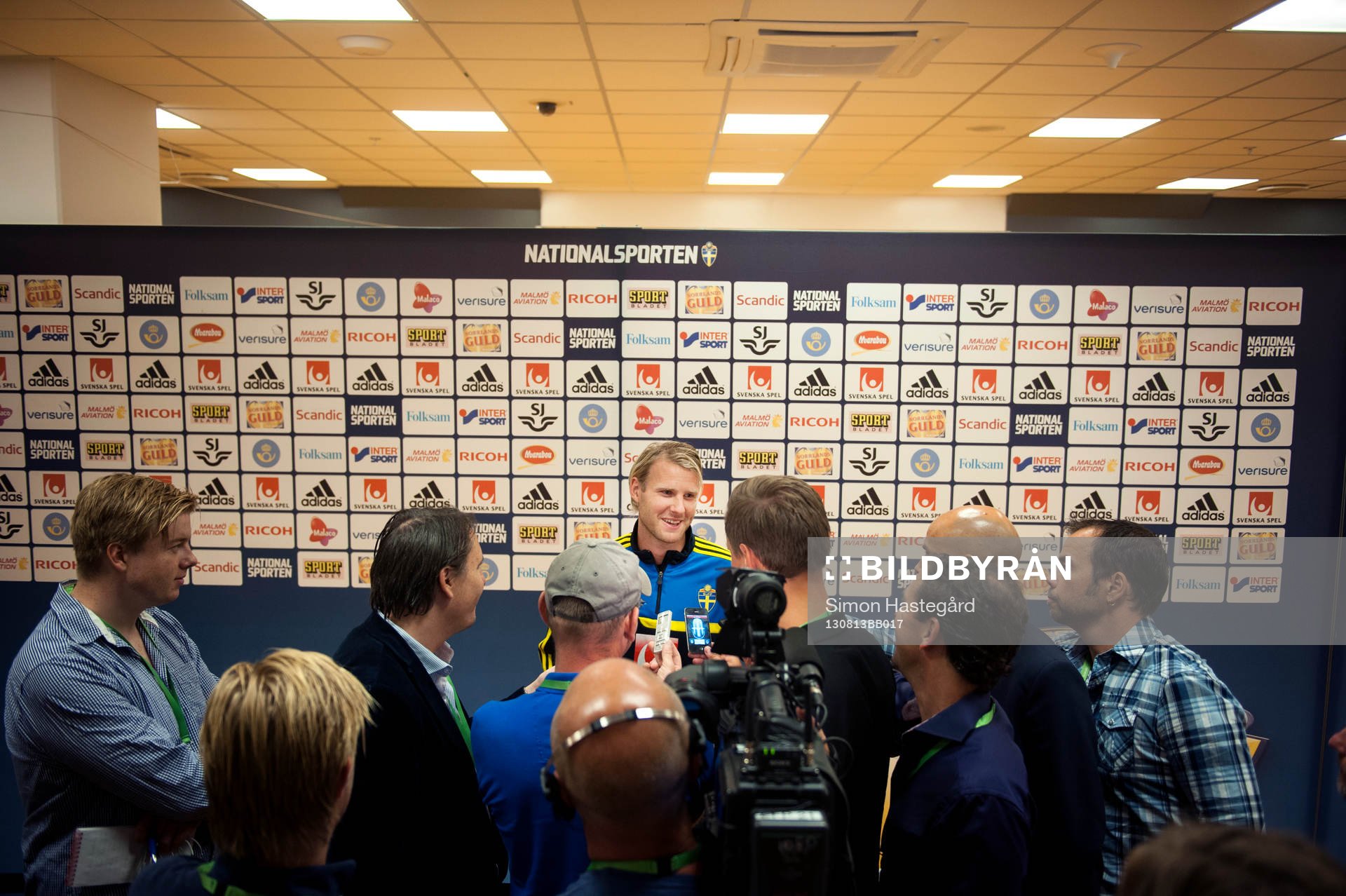Ola Toivonen blir intervjuad av journalister innan Sveriges