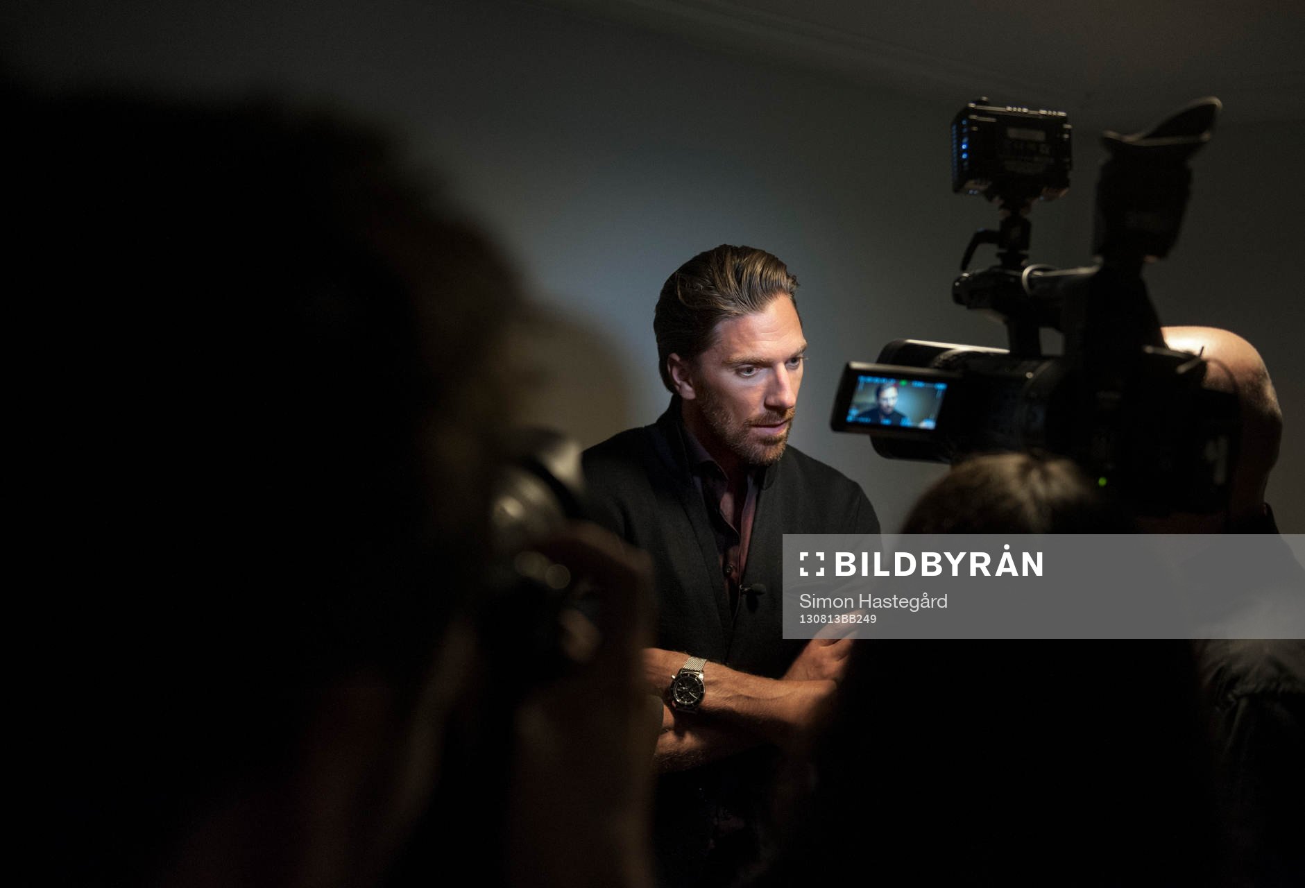 Henrik Lundqvist blir intervjuad av journalister