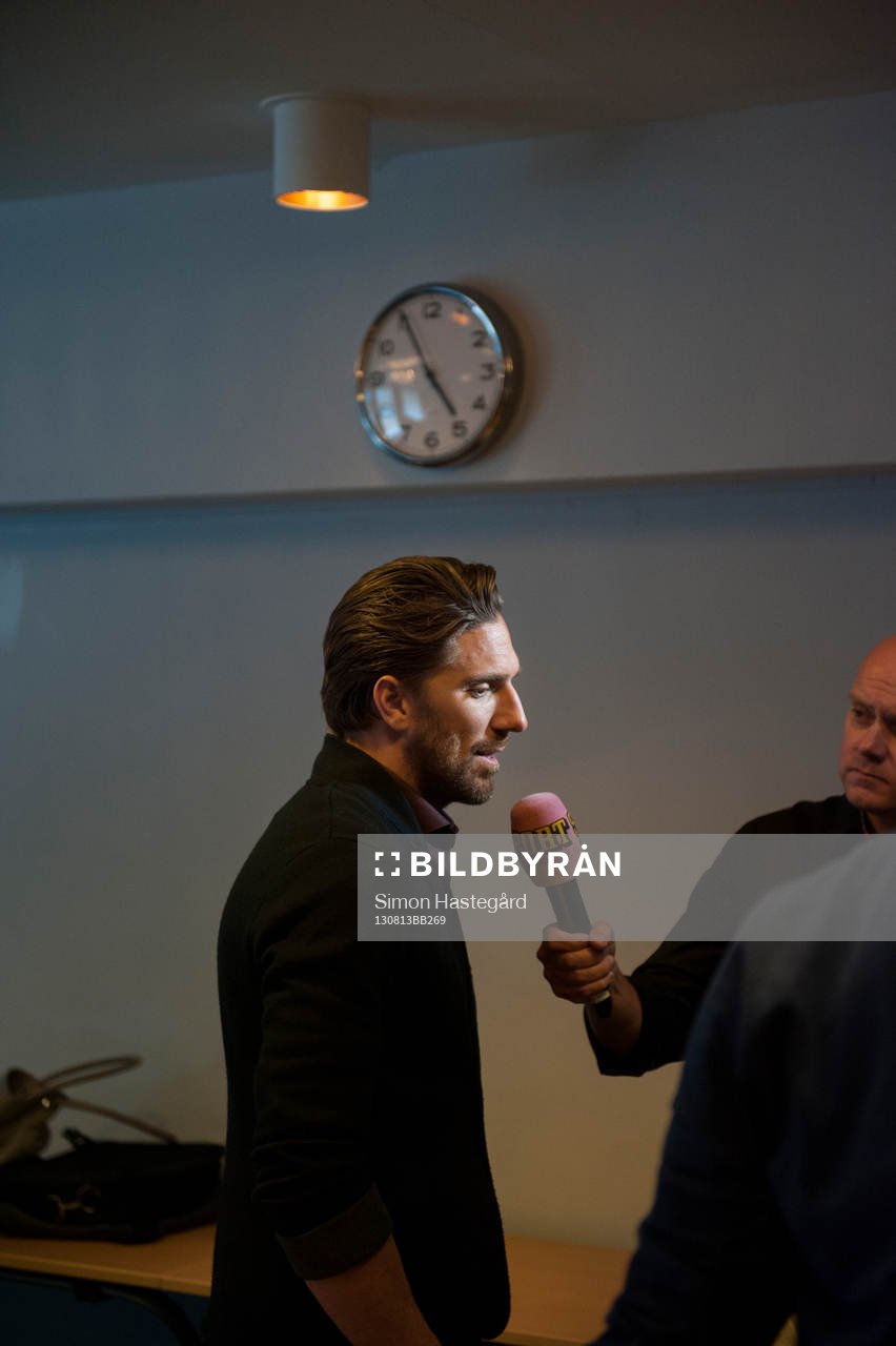 Henrik Lundqvist blir intervjuad av journalist från