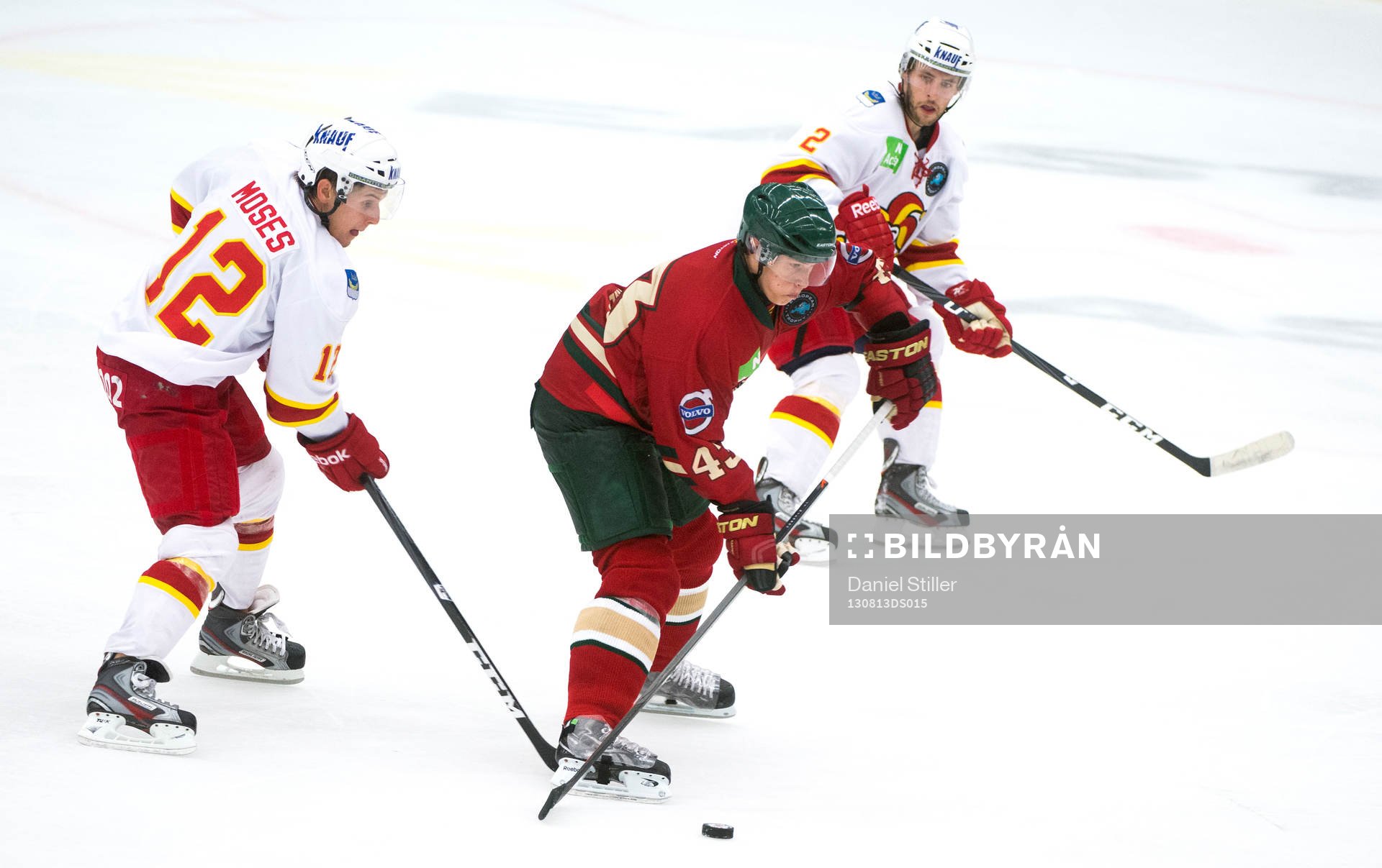 Frölundas Tom Nilsson driver upp pucken medan Jokerits