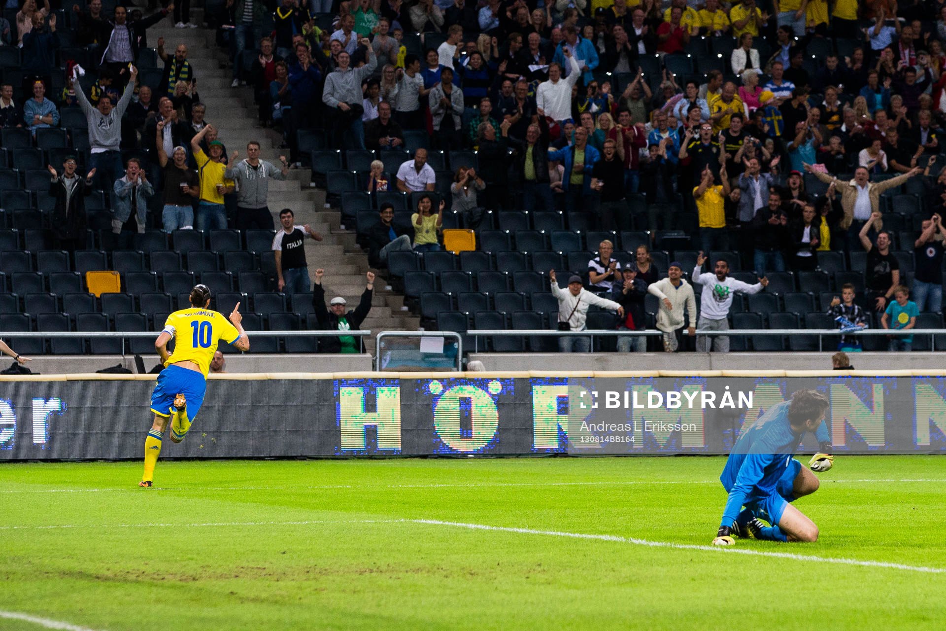 Sveriges Zlatan Ibrahimovic jublar