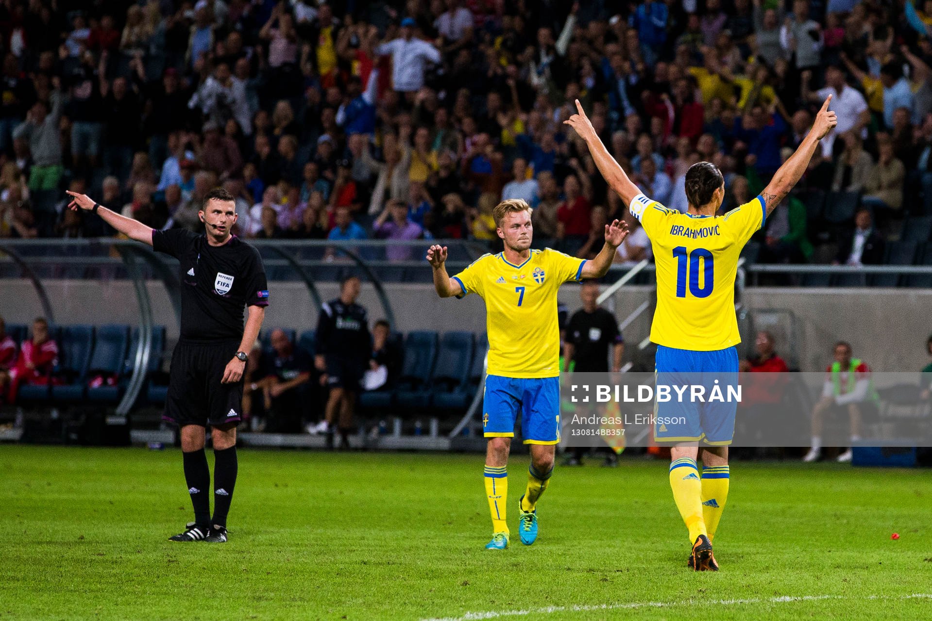 Sveriges Zlatan Ibrahimovic jublar