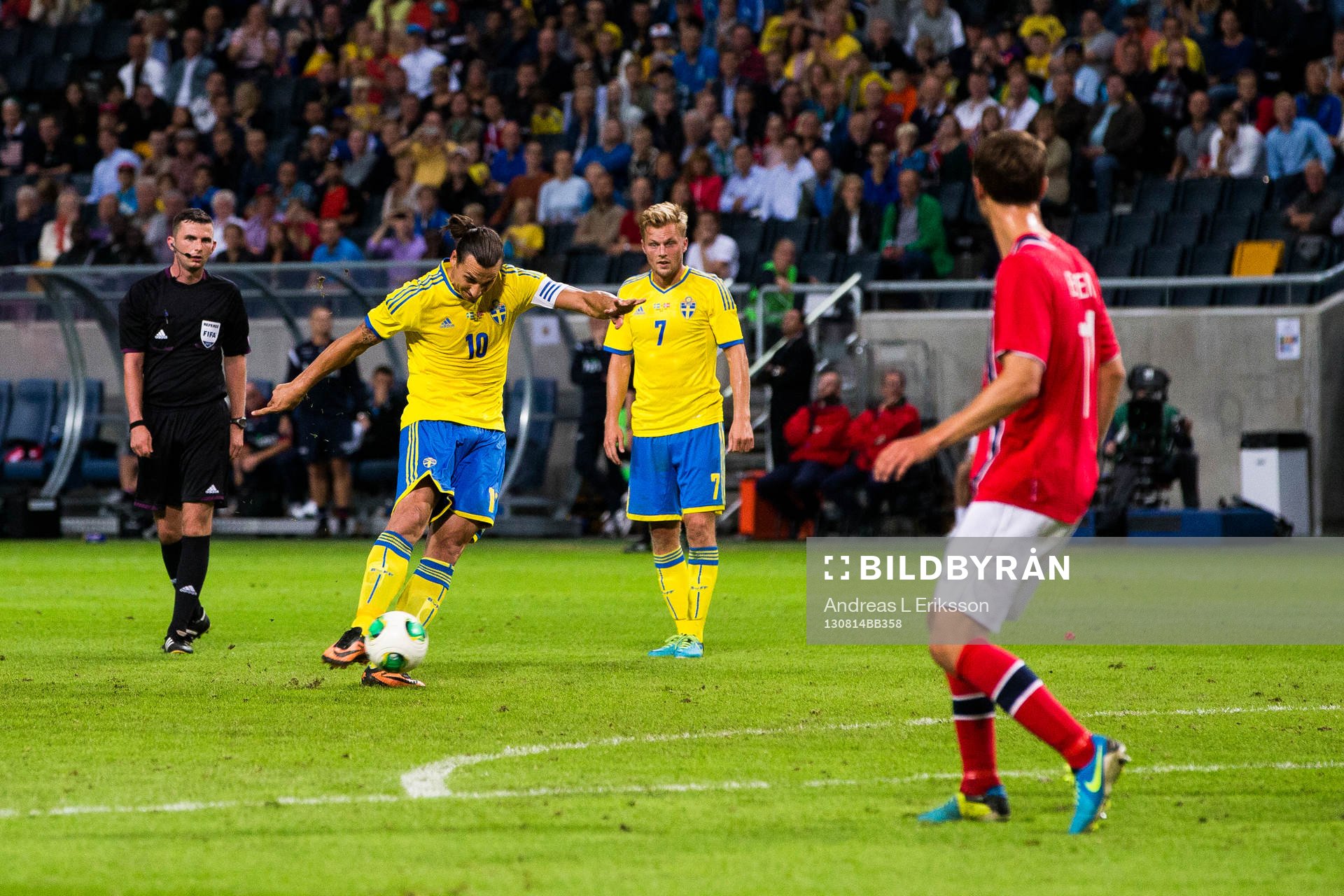 Sveriges Zlatan Ibrahimovic slår frisparken som resulterar