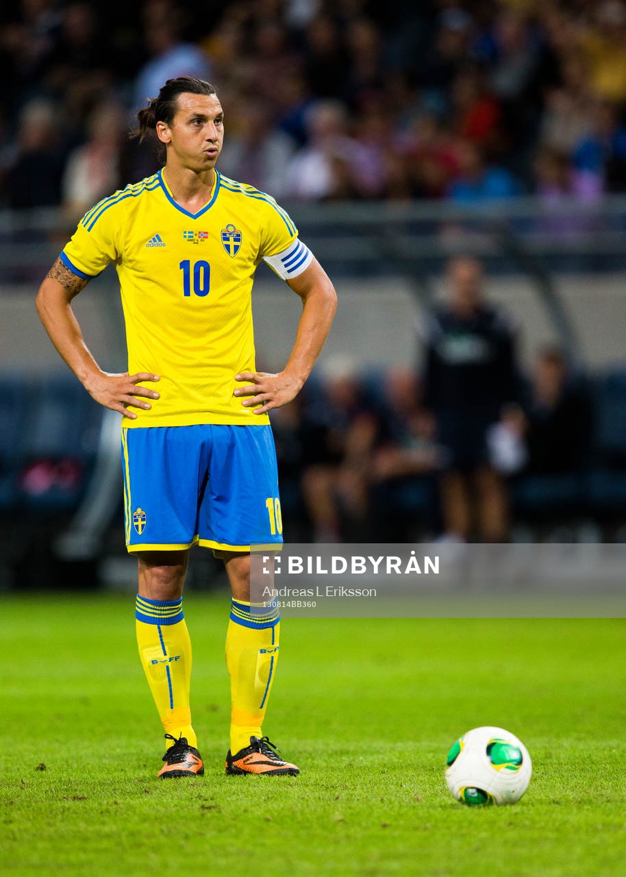 Sveriges Zlatan Ibrahimovic gör sig redo för att slå