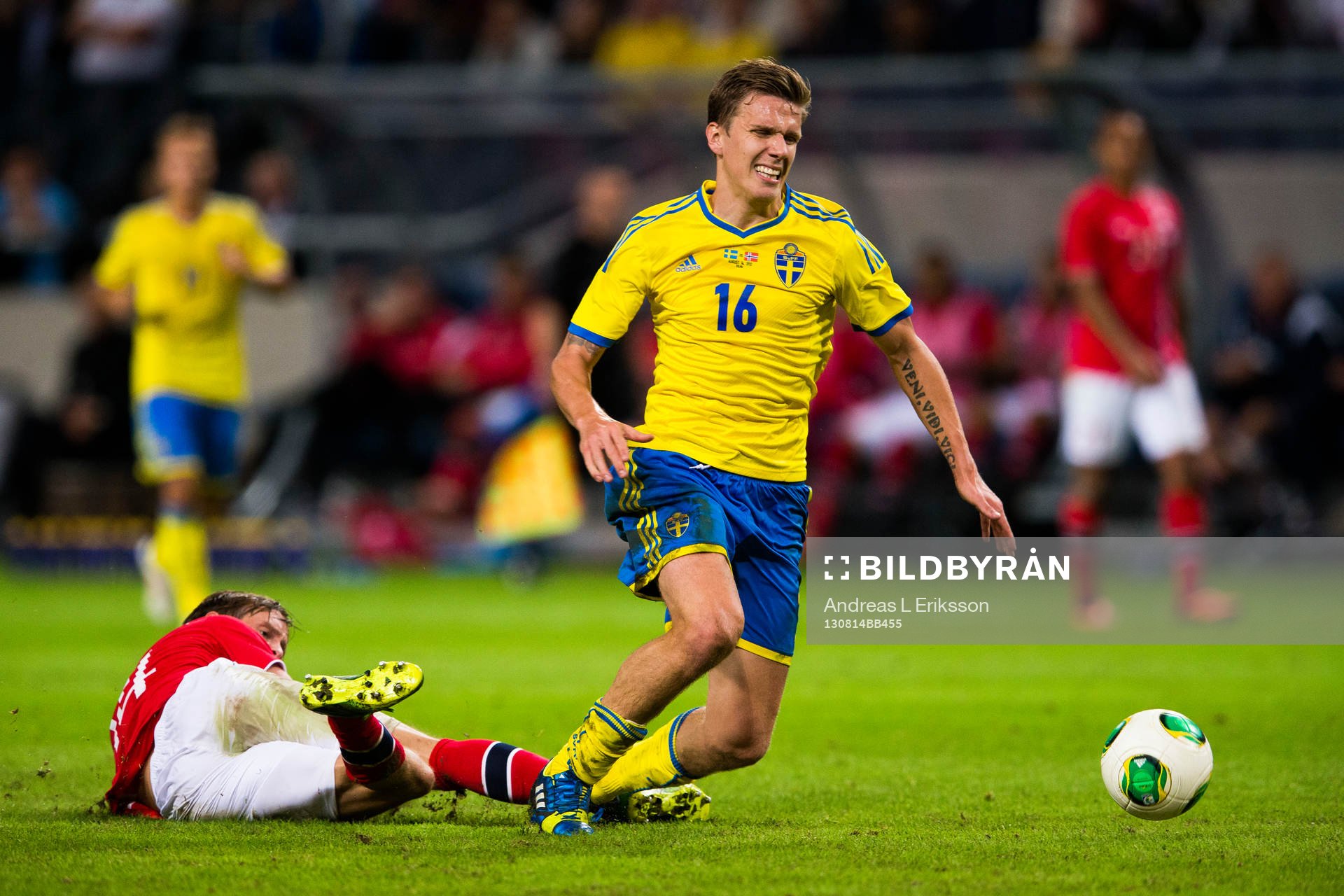 Norges Stefan Johansen drar omkull Sveriges Pontus Wernbloom