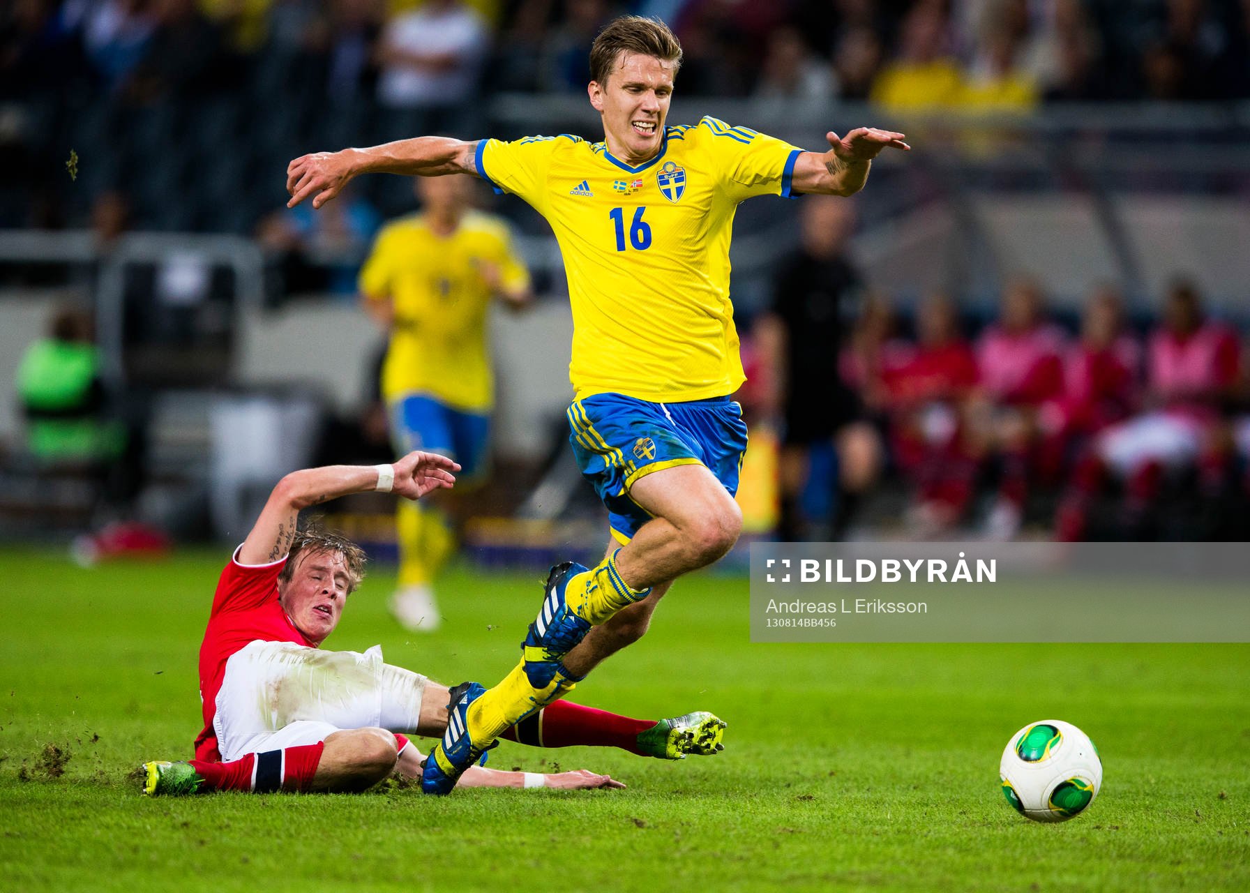 Norges Stefan Johansen drar omkull Sveriges Pontus Wernbloom