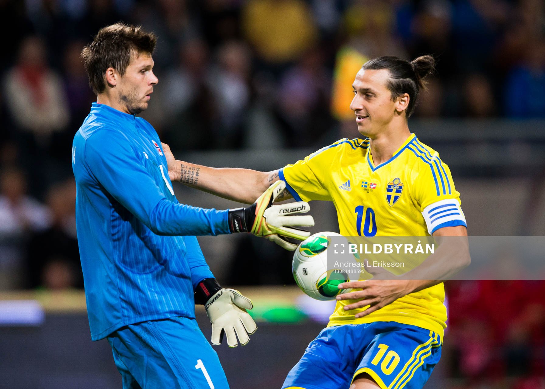 Norges målvakt Rune Almenning Jarstein och Sveriges Zlatan