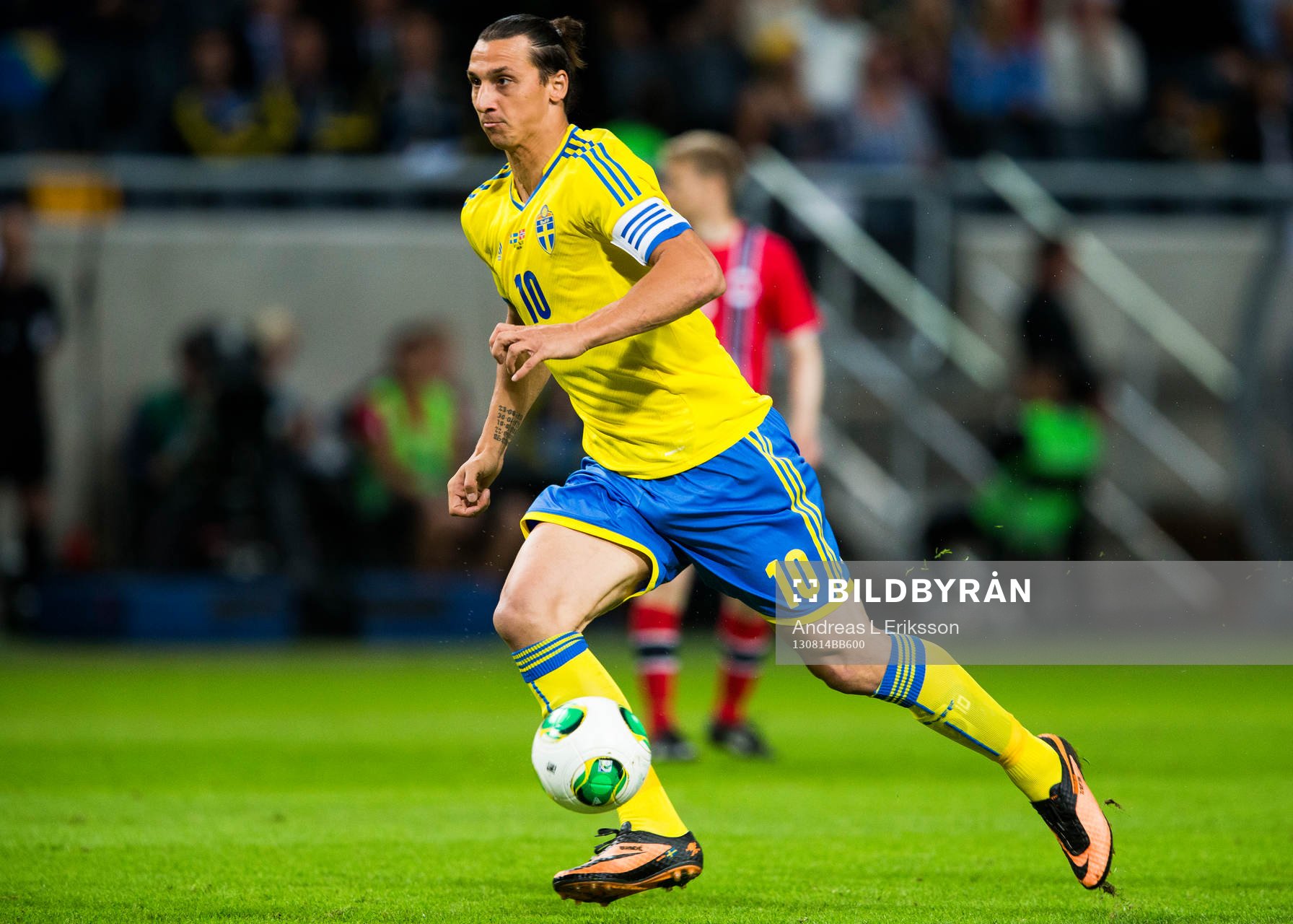 Sveriges Zlatan Ibrahimovic med bollen