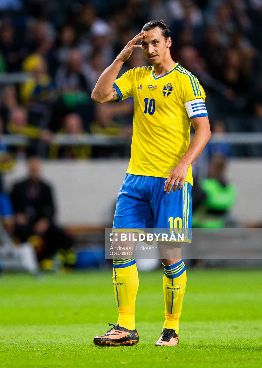 Sveriges Zlatan Ibrahimovic tar sig för pannan