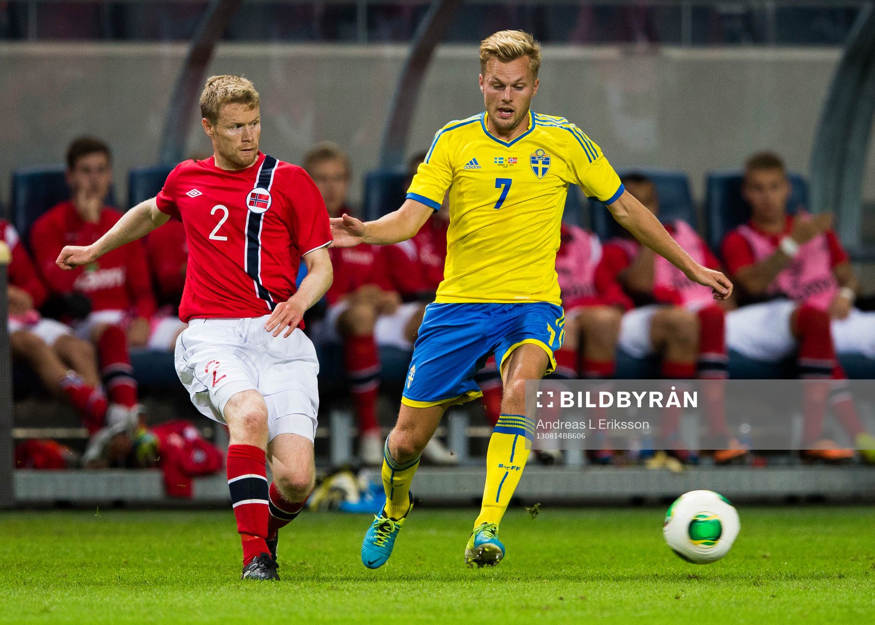 Norges Tom Høgli och Sveriges Sebastian Larsson i kamp om