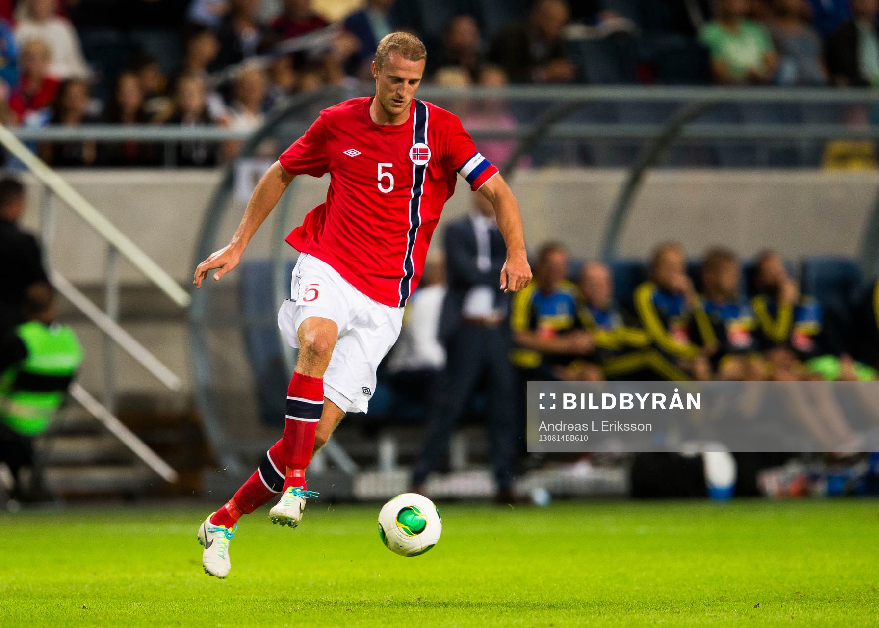 Norges Brede Hangeland med bollen