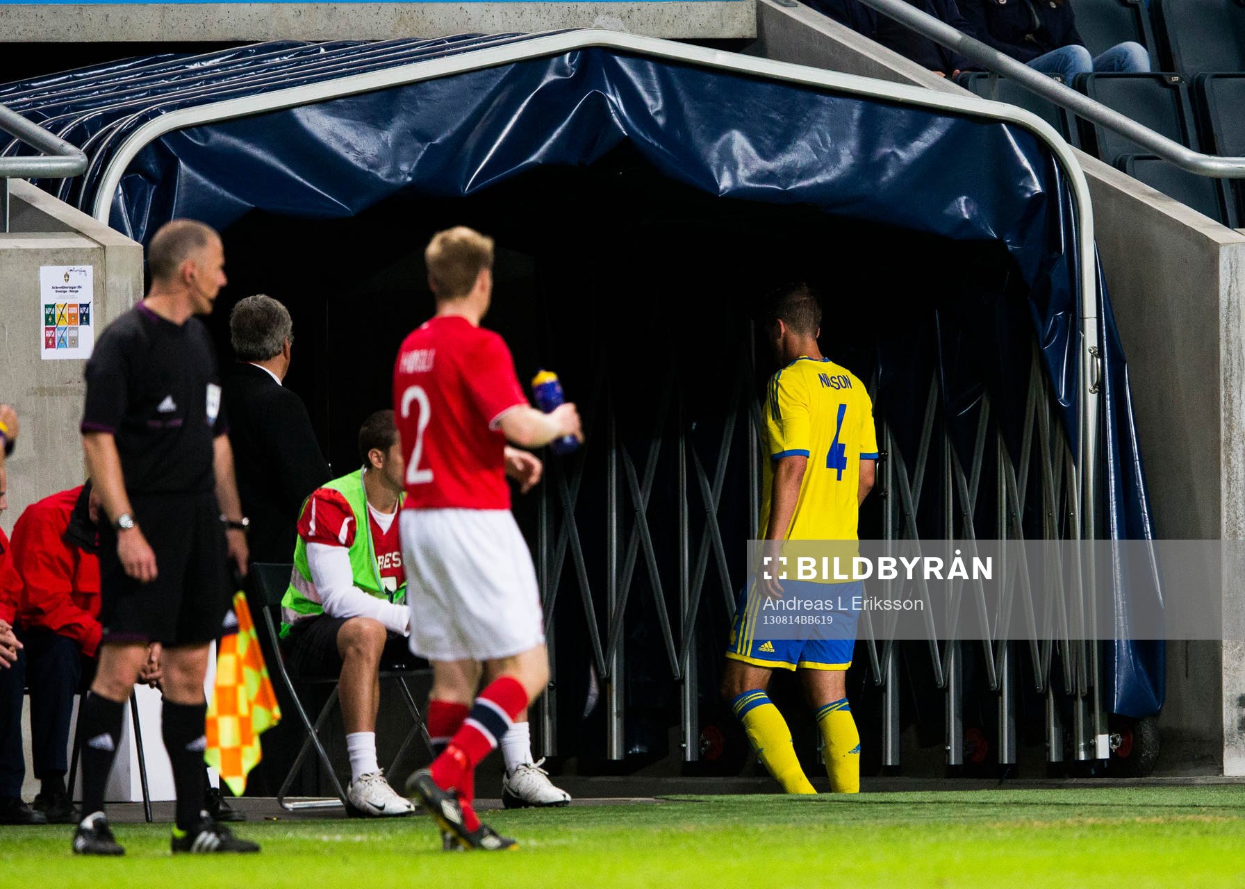 Sveriges Per Nilsson tvingas lämna planen pga skada