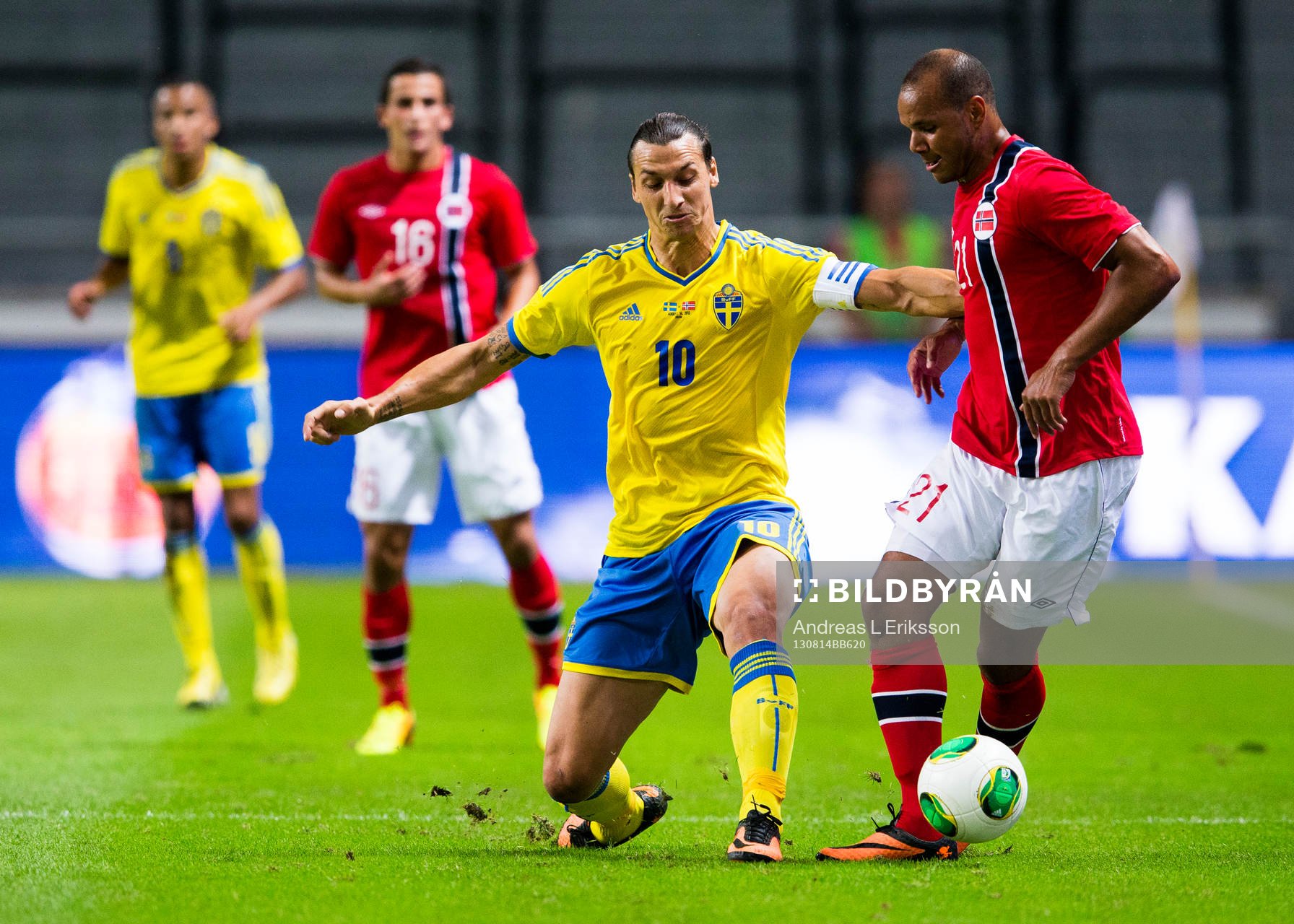 Sveriges Zlatan Ibrahimovic i en närkamp med Norges Daniel