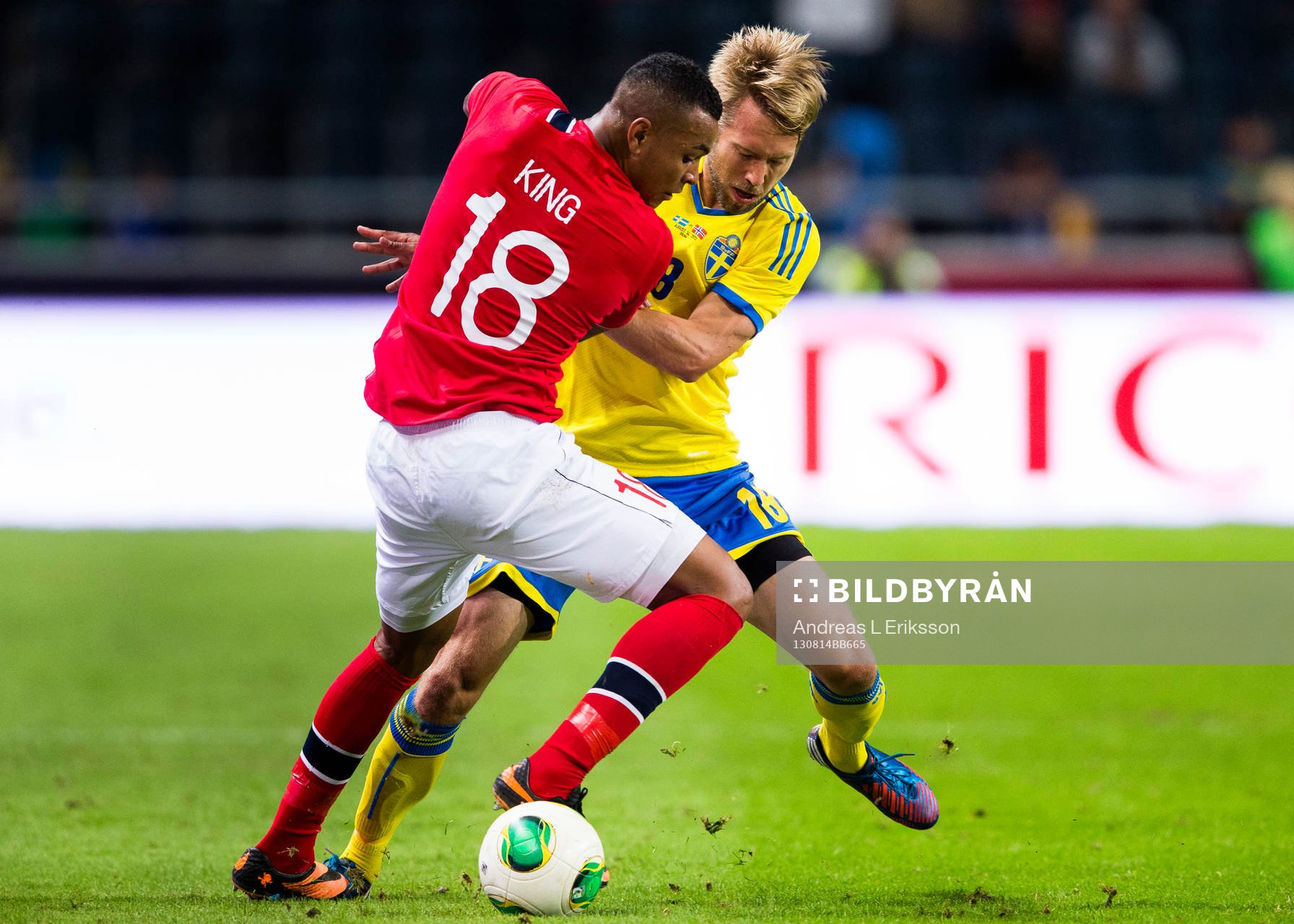 Norges Joshua King och Sveriges Adam Johansson i kamp om bollen under träningslandskampen mellan Sverige och Norge den 14 augusti 2013 i Stockholm.