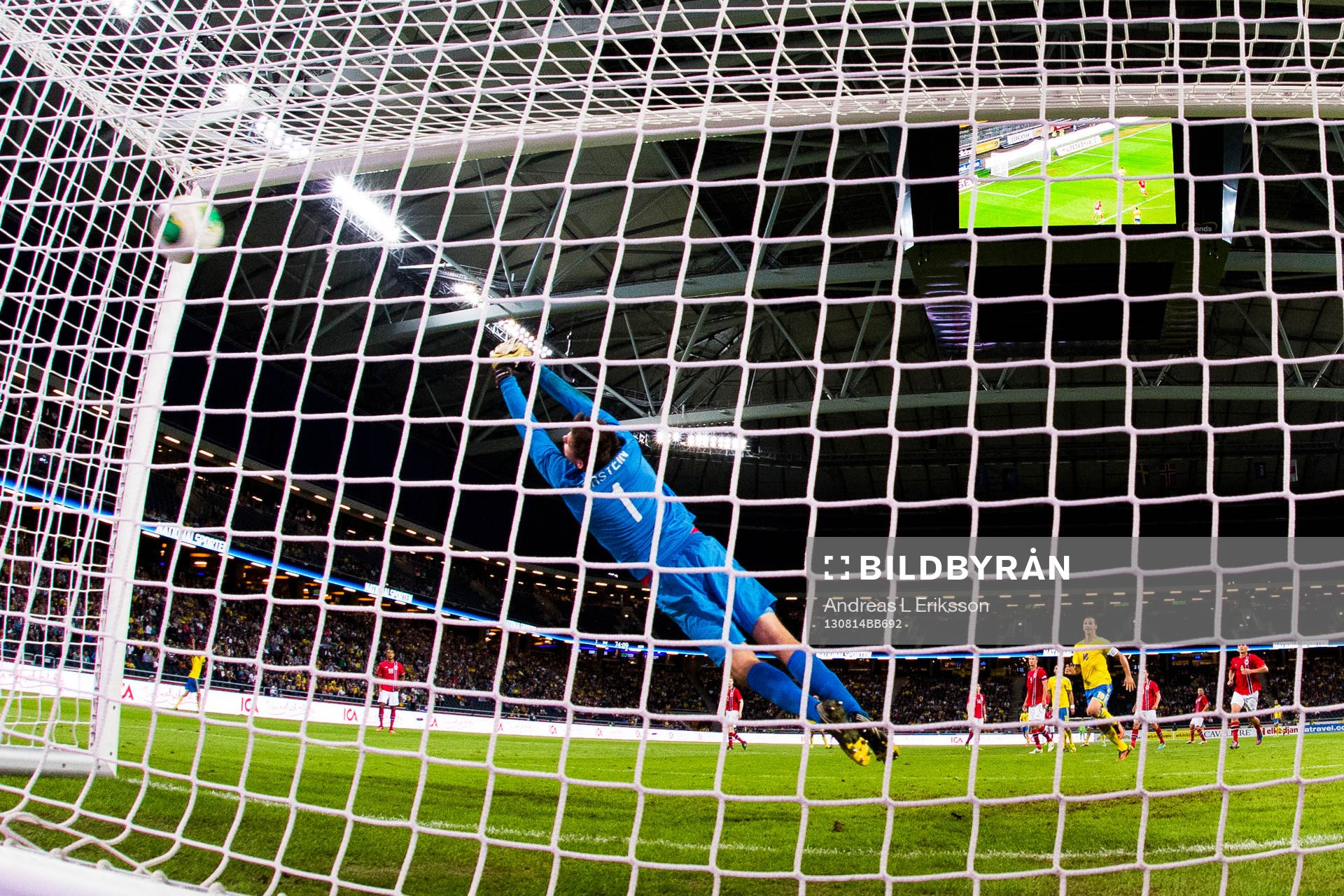 Sveriges Anders Svensson (ej i bild) gör 4-2 för Sverige