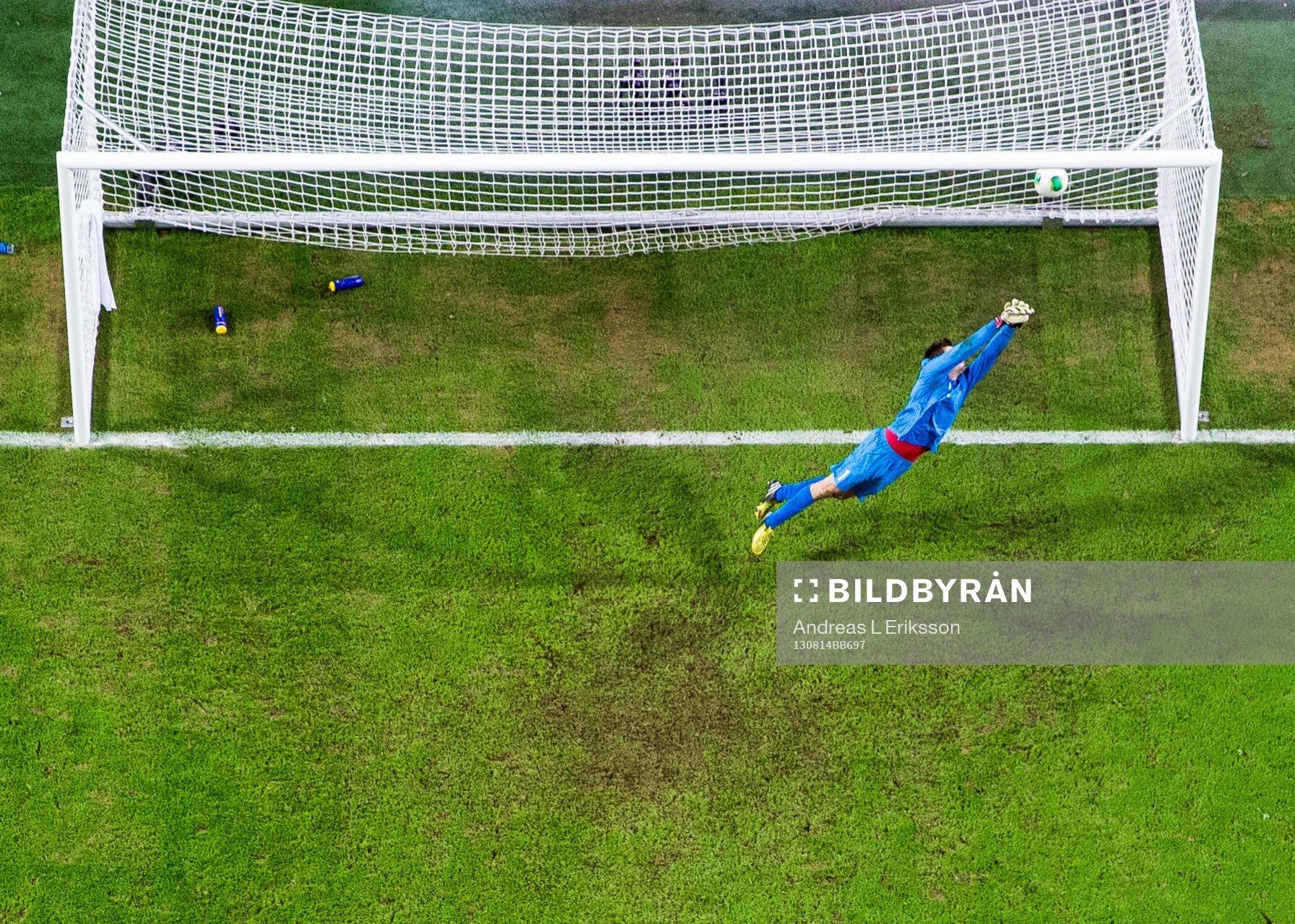 Sveriges Anders Svensson (ej i bild) gör 4-2 för Sverige