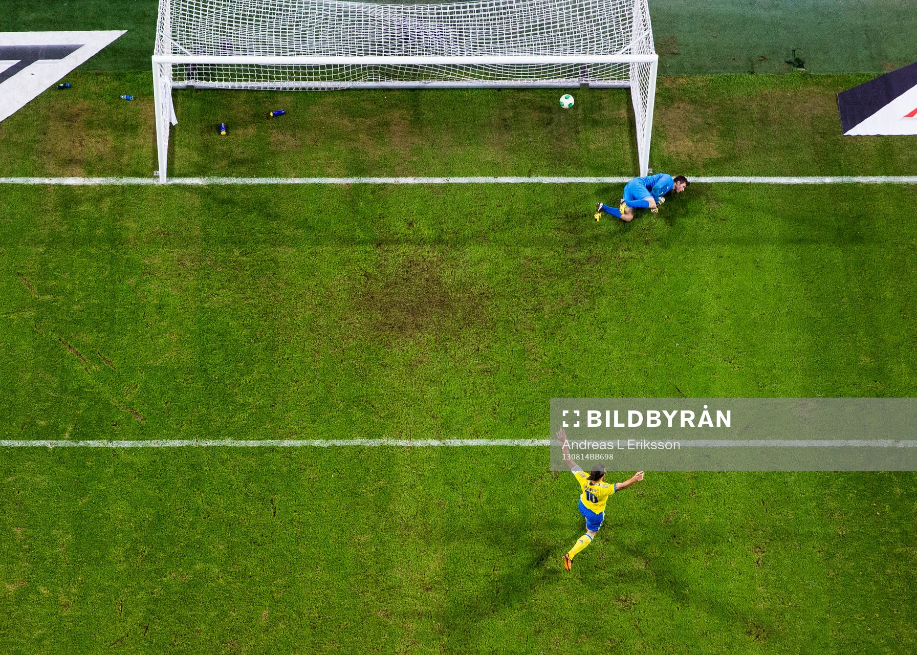Sveriges Anders Svensson (ej i bild) gör 4-2 för Sverige