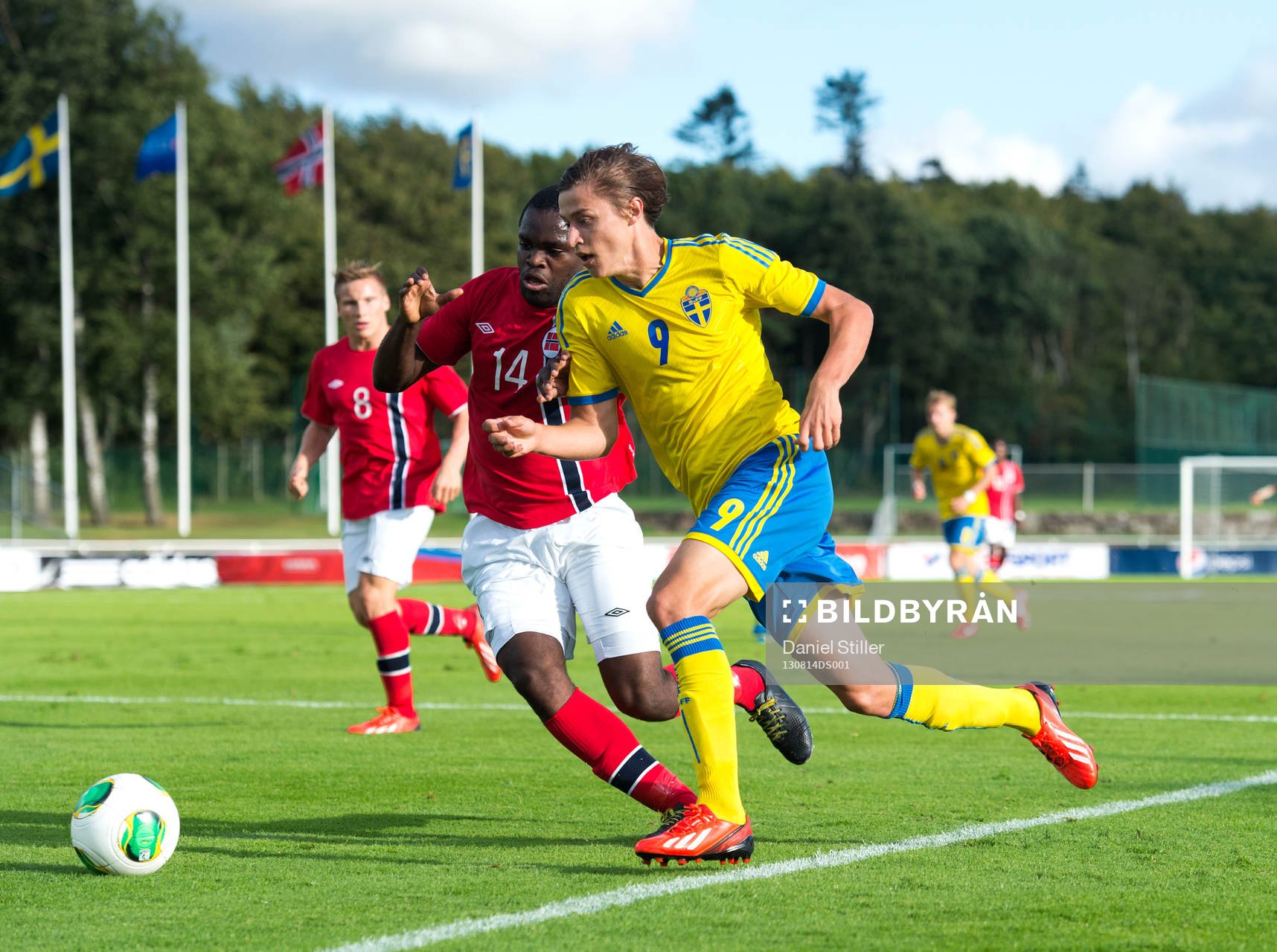 Sveriges Simon Thern går förbi Norges Christian Landu