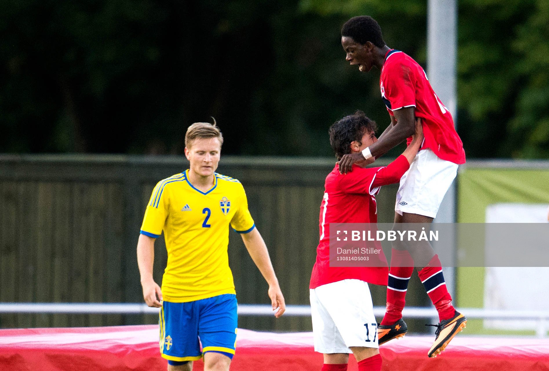 Jubel när Norges Mushaga Bakenga gör 1-0, medan Sveriges