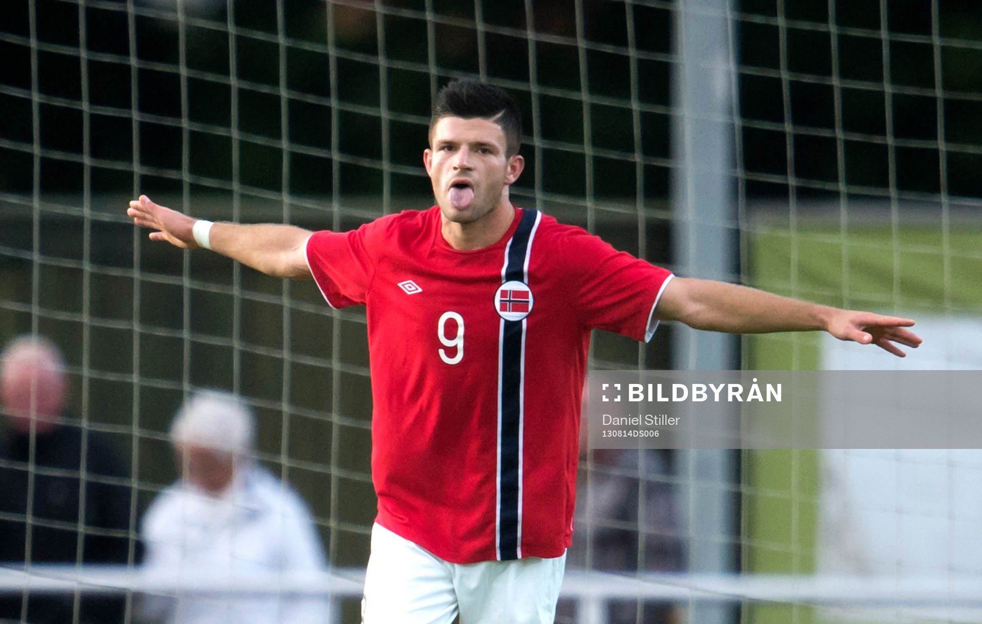 Norges Valon Berisha jublar