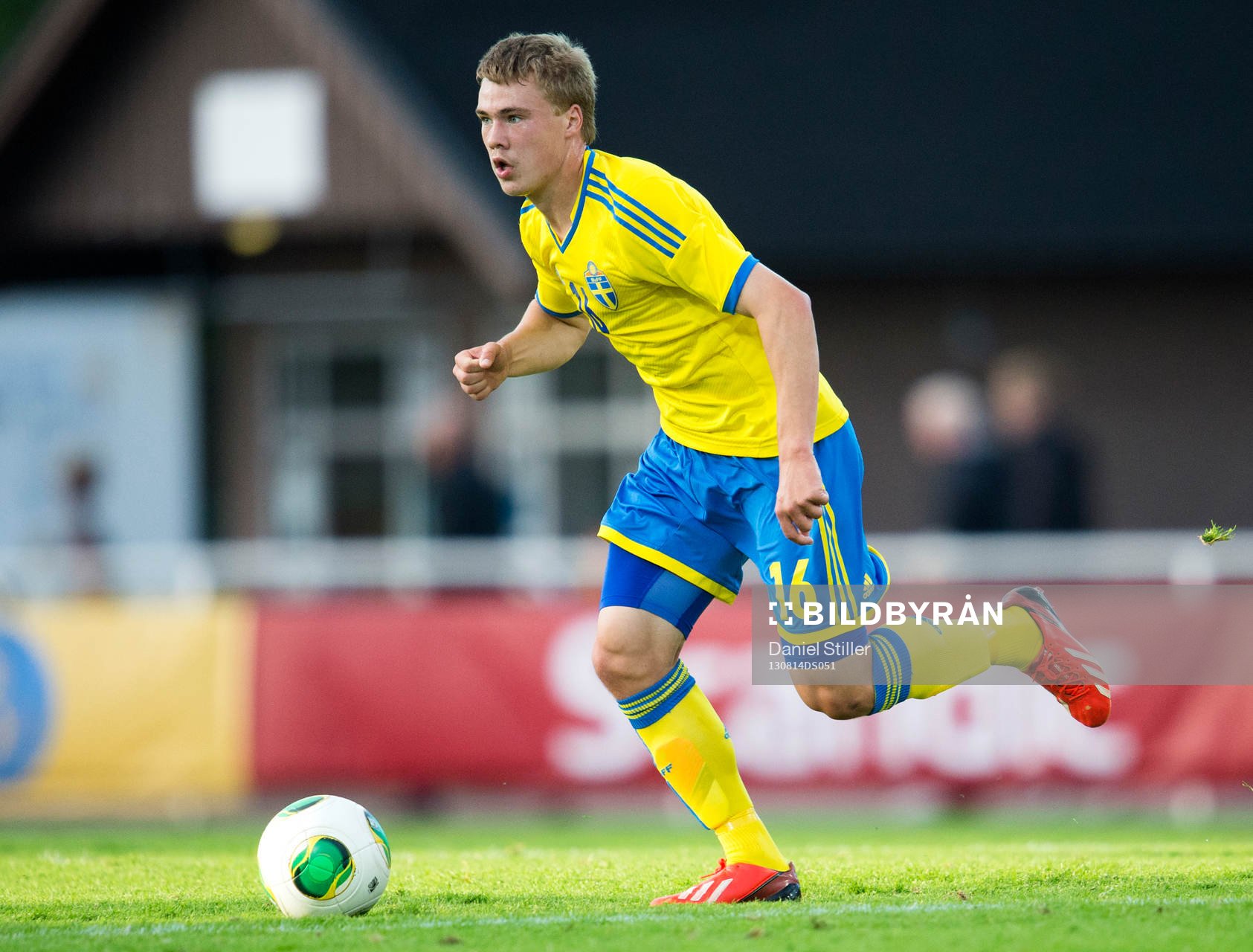 Sveriges Simon Tibbling under träningsmatchen  mellan Sverige och Norge den 14 augusti 2013 i Varberg .