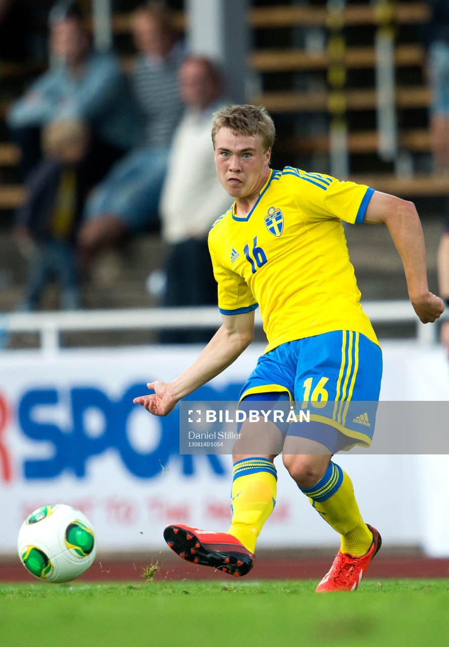 Sveriges Simon Tibbling under träningsmatchen  mellan Sverige och Norge den 14 augusti 2013 i Varberg .