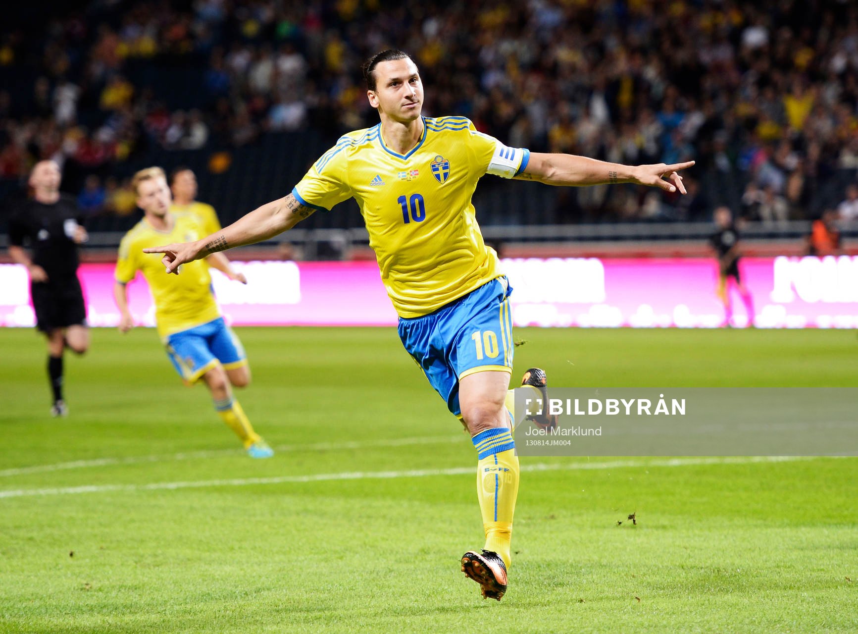 Sveriges Zlatan Ibrahimovic jublar