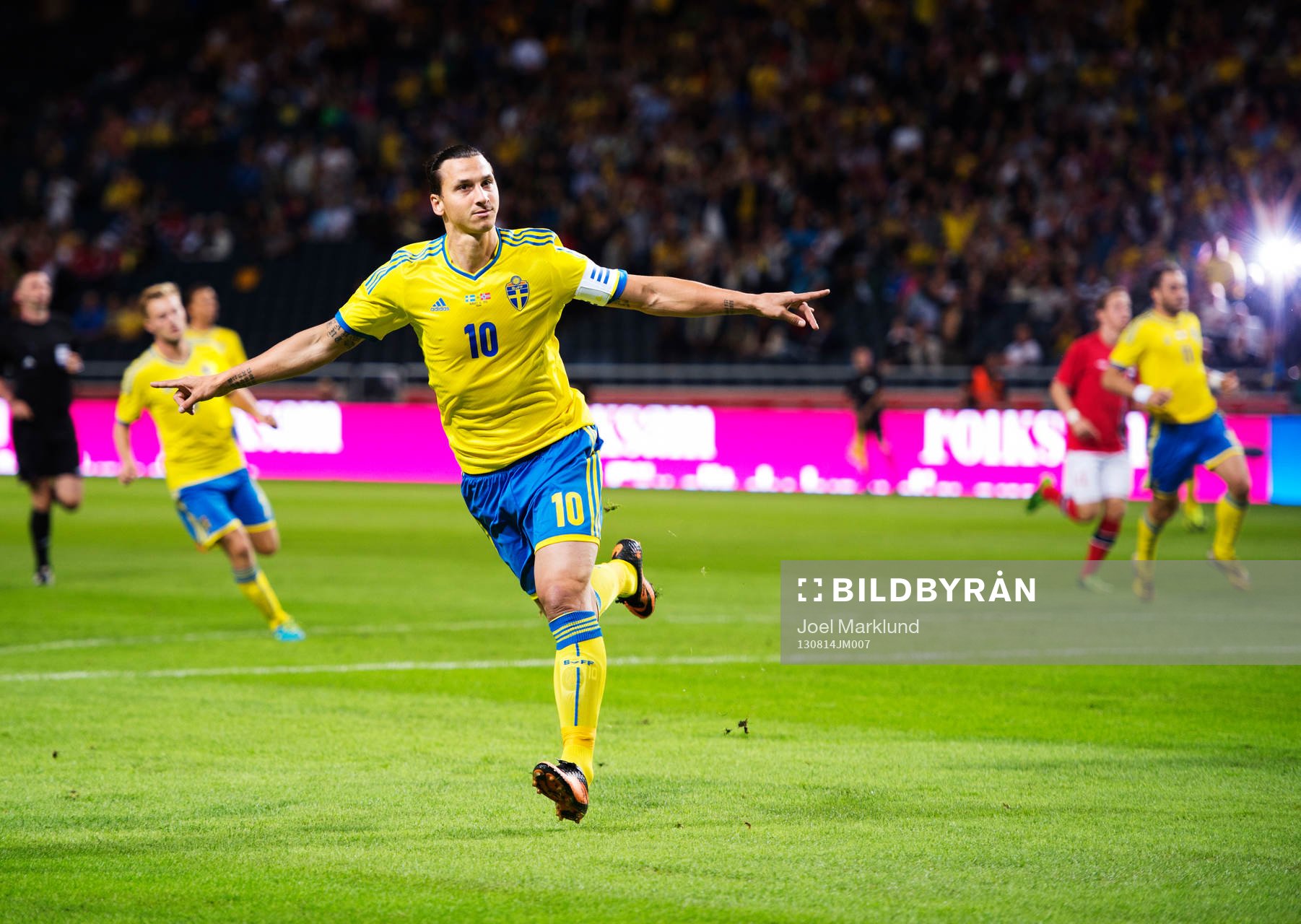 Sveriges Zlatan Ibrahimovic jublar