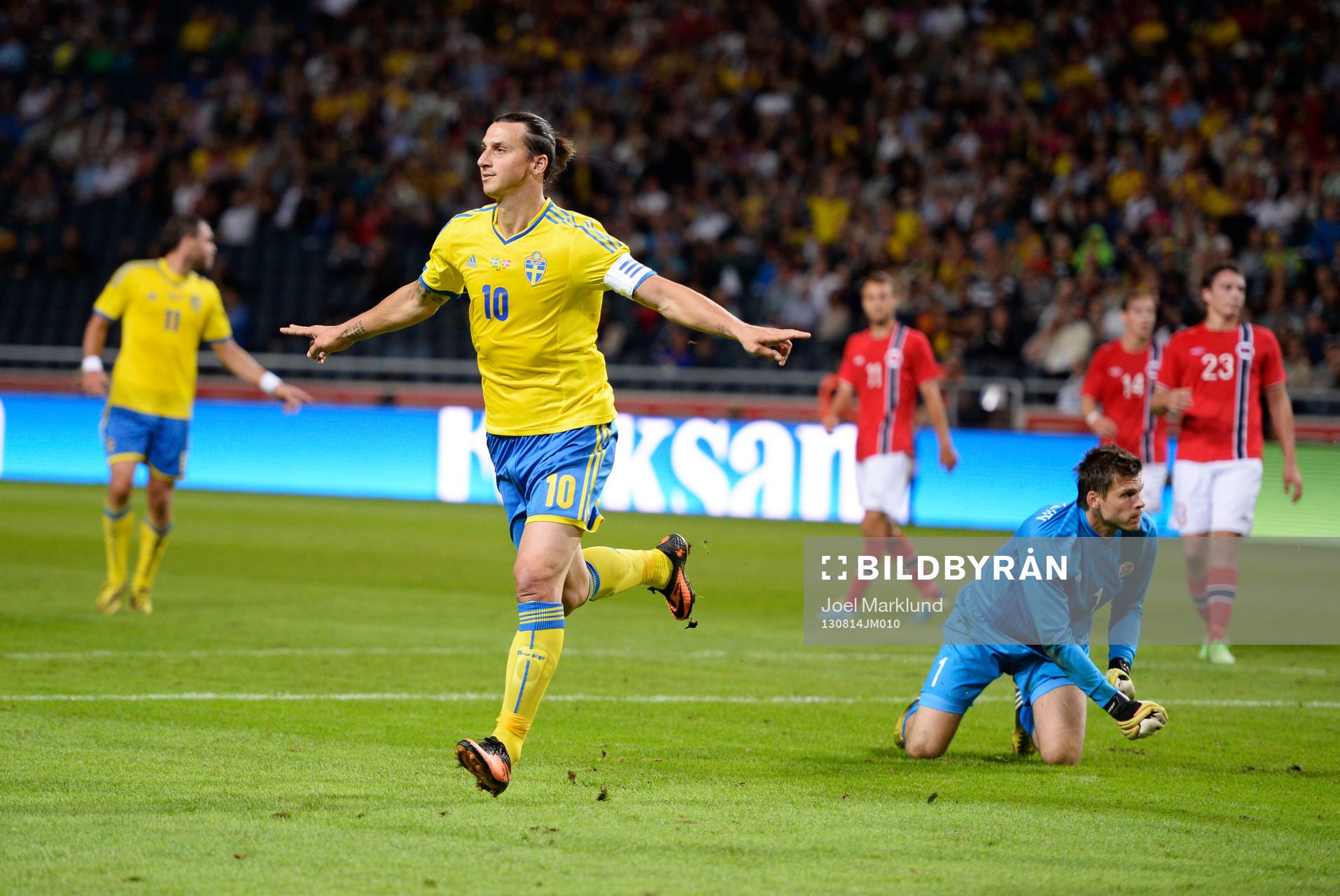 Sveriges Zlatan Ibrahimovic jublar