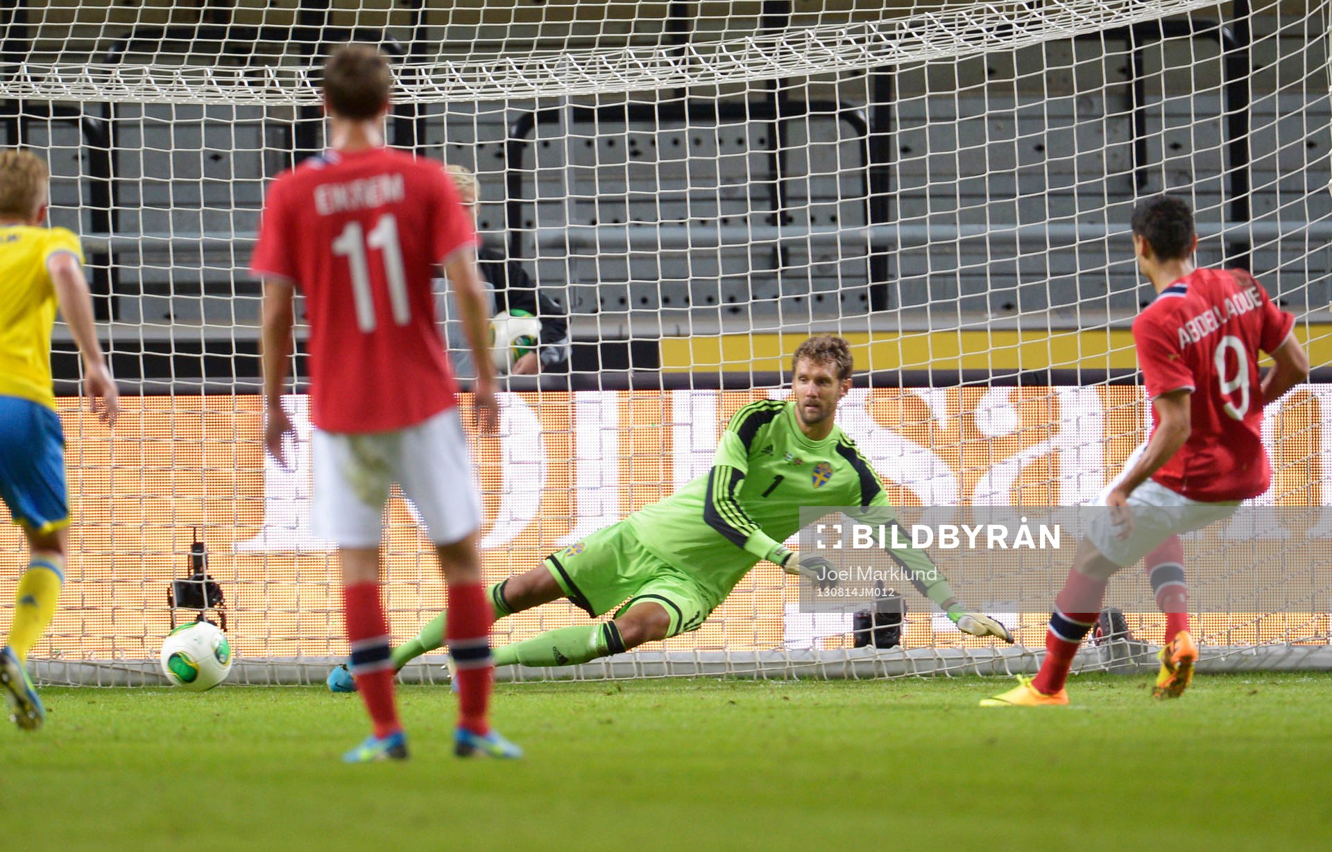 Sveriges målvakt Andreas Isaksson får se bollen gå in