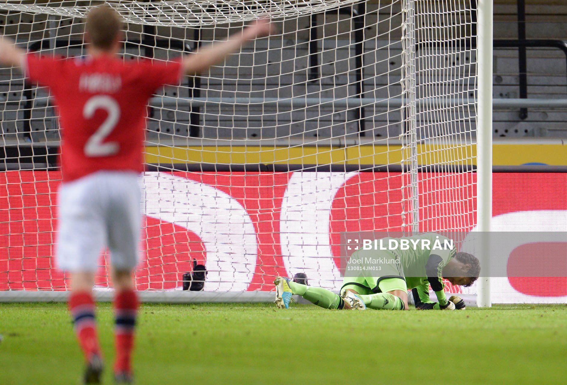 Sveriges målvakt Andreas Isaksson deppar