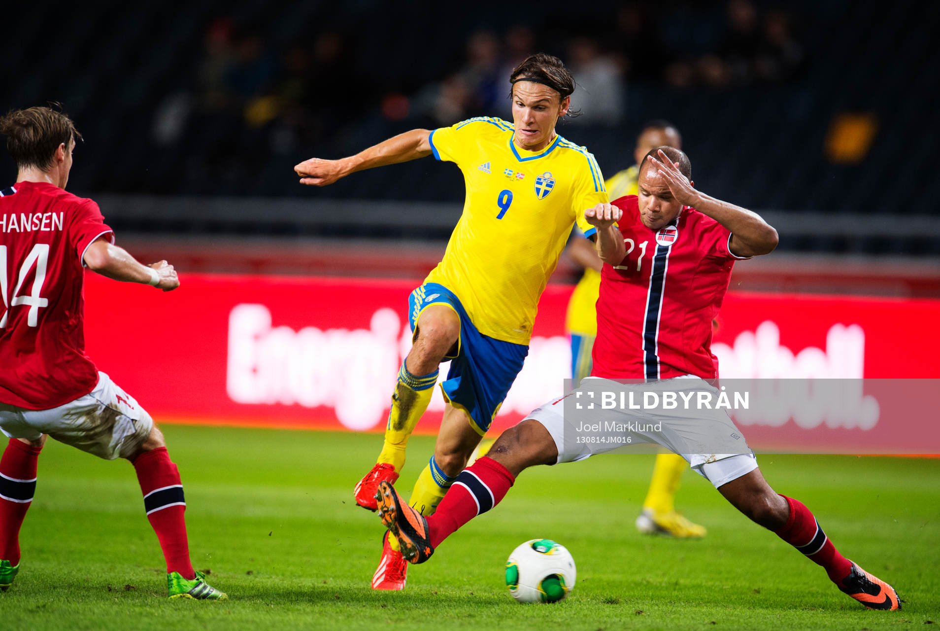 Sveriges Albin Ekdal utmanas av Norges Daniel Braaten