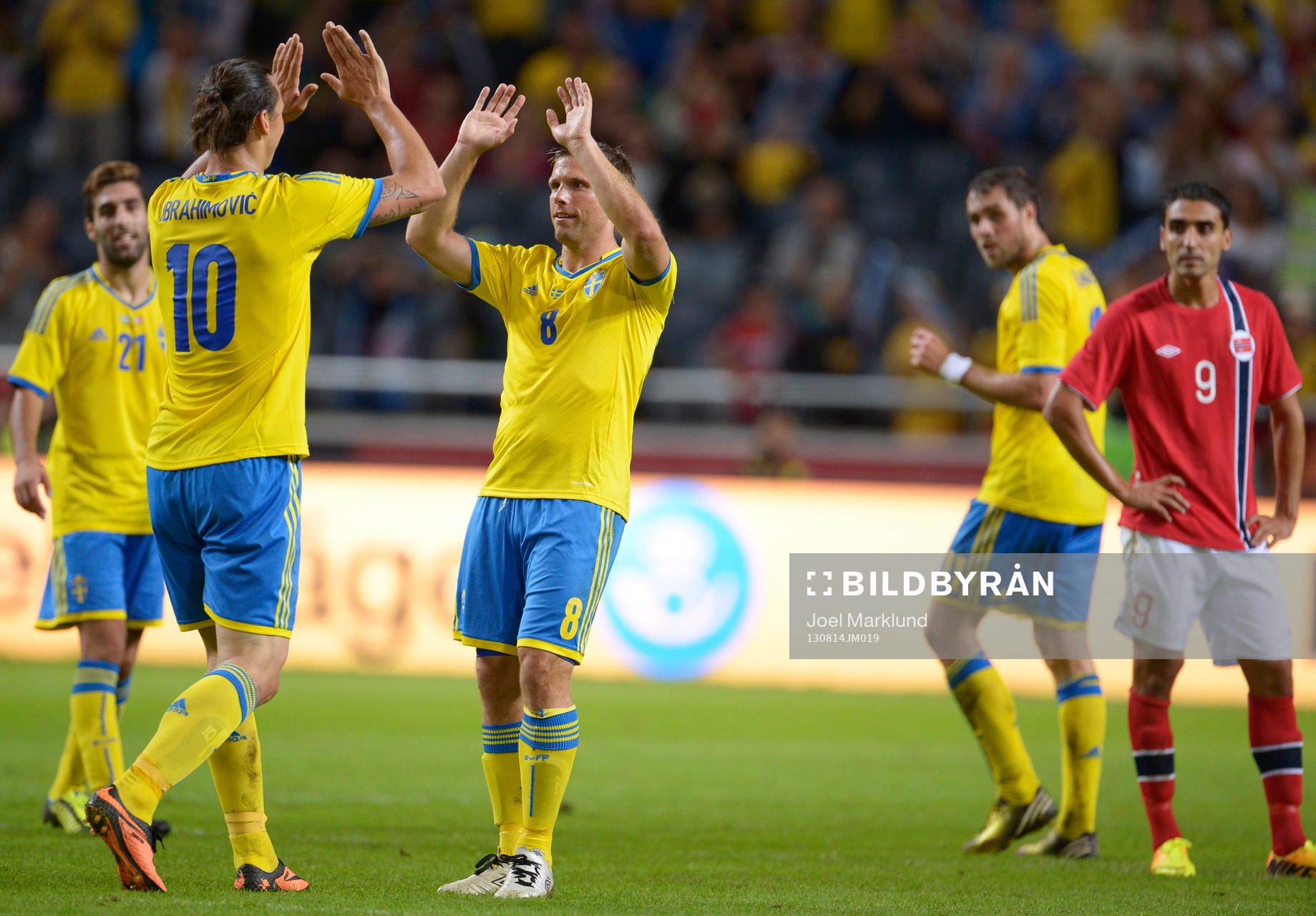 Sveriges Zlatan Ibrahimovic gratulerar Anders Svensson