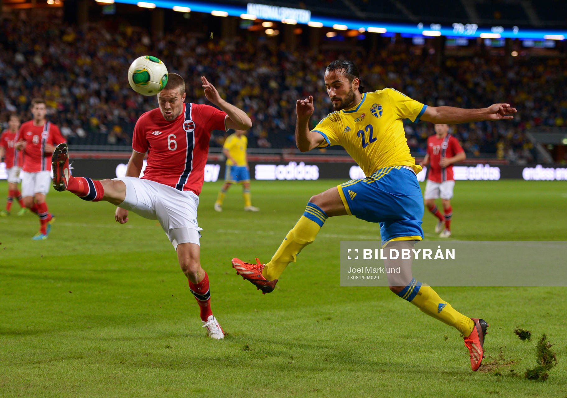Norges Espen Ruud stoppar ett inlägg från Sveriges Erkan Zengin under träningslandskampen mellan Sverige och Norge den 14 augusti 2013 i Stockholm.