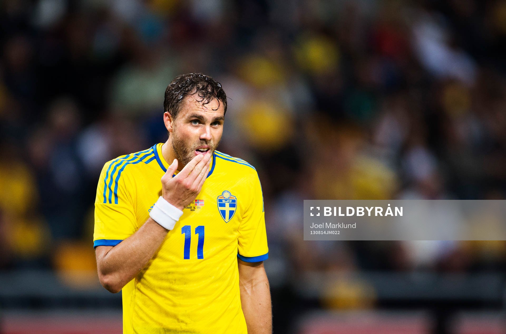 Sveriges Johan Elmander tar sig för läppen