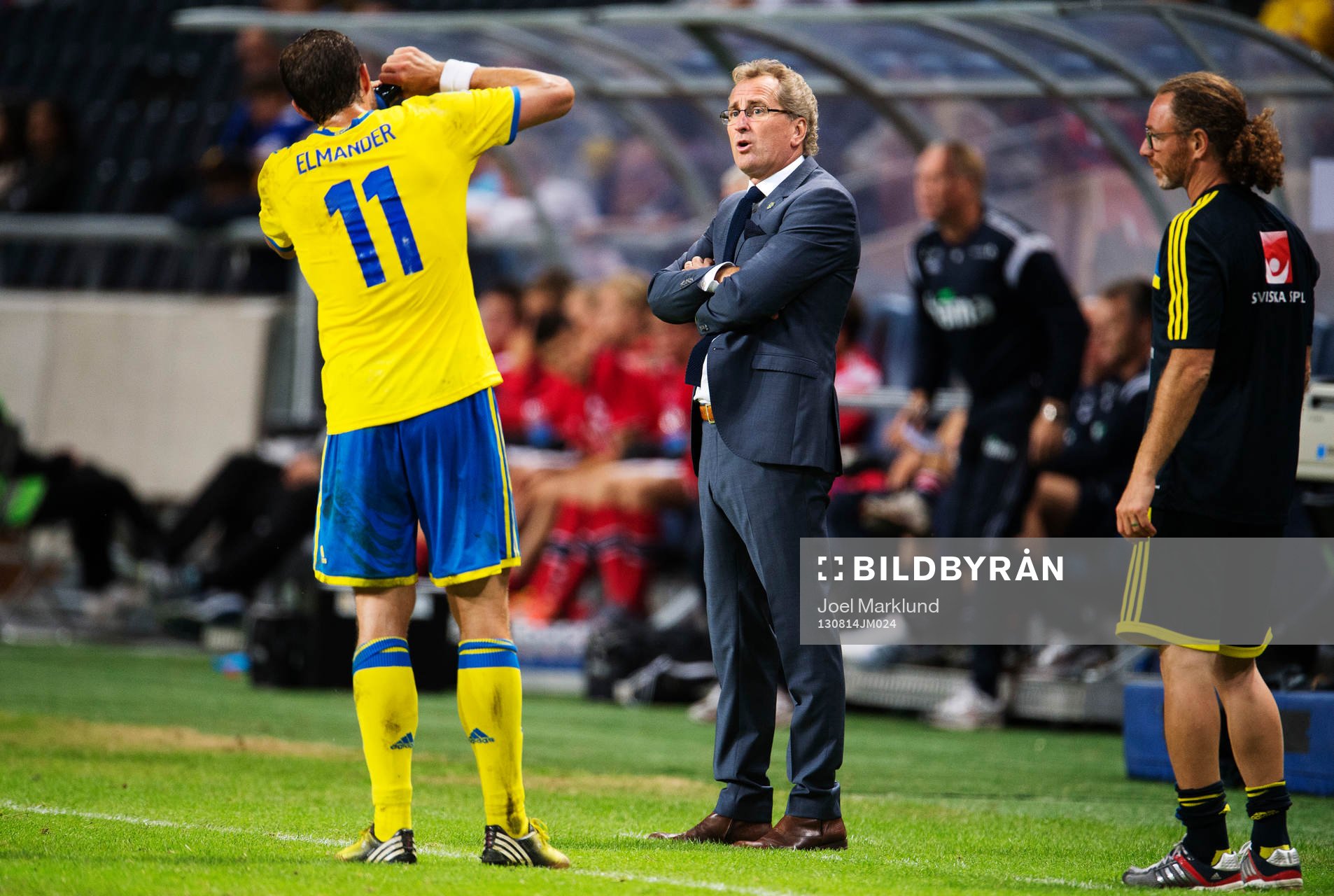 Sveriges Johan Elmander i samtal med förbundskapten Erik