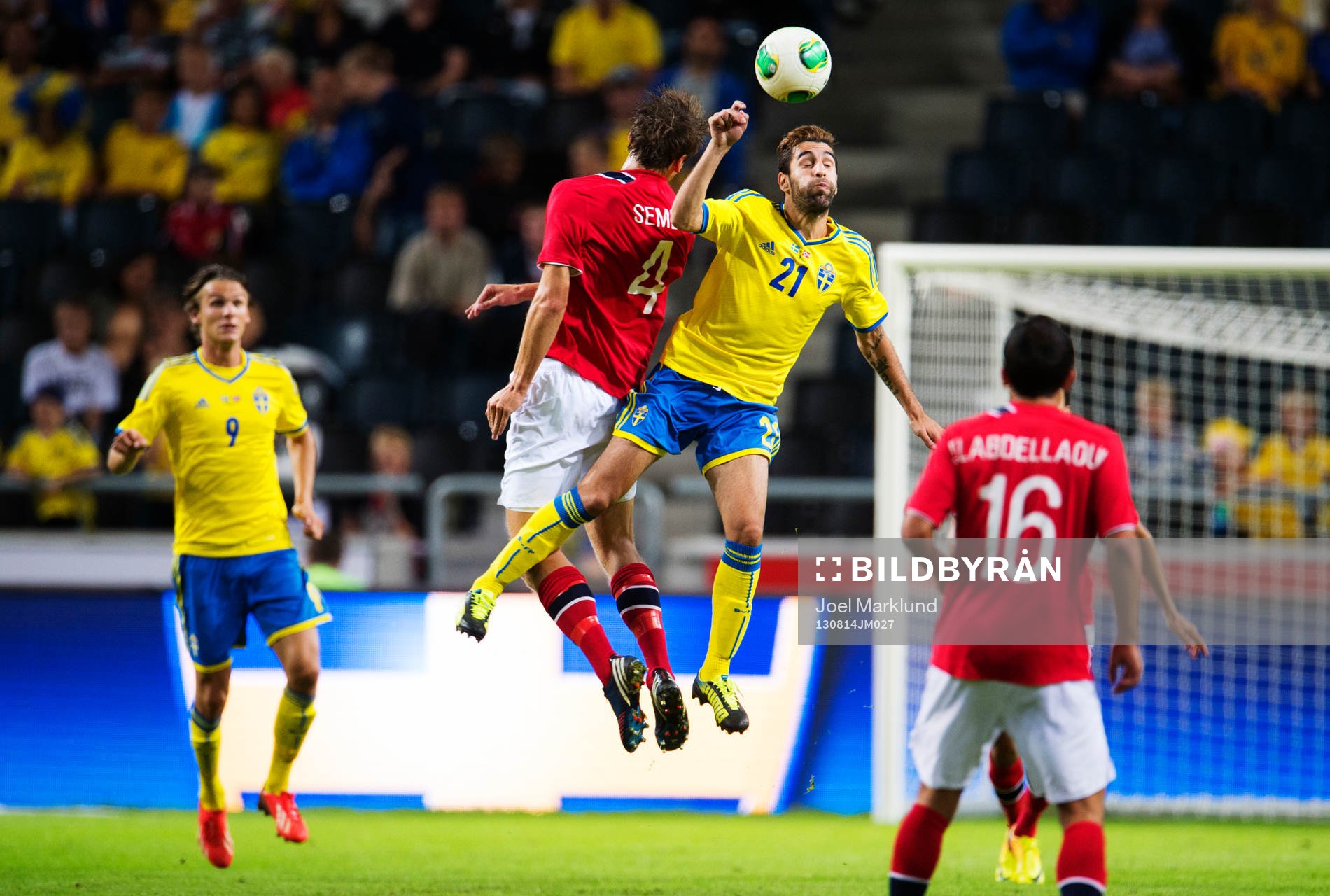 Norges Fredrik Semb Berge och Sveriges Jimmy Durmaz i en