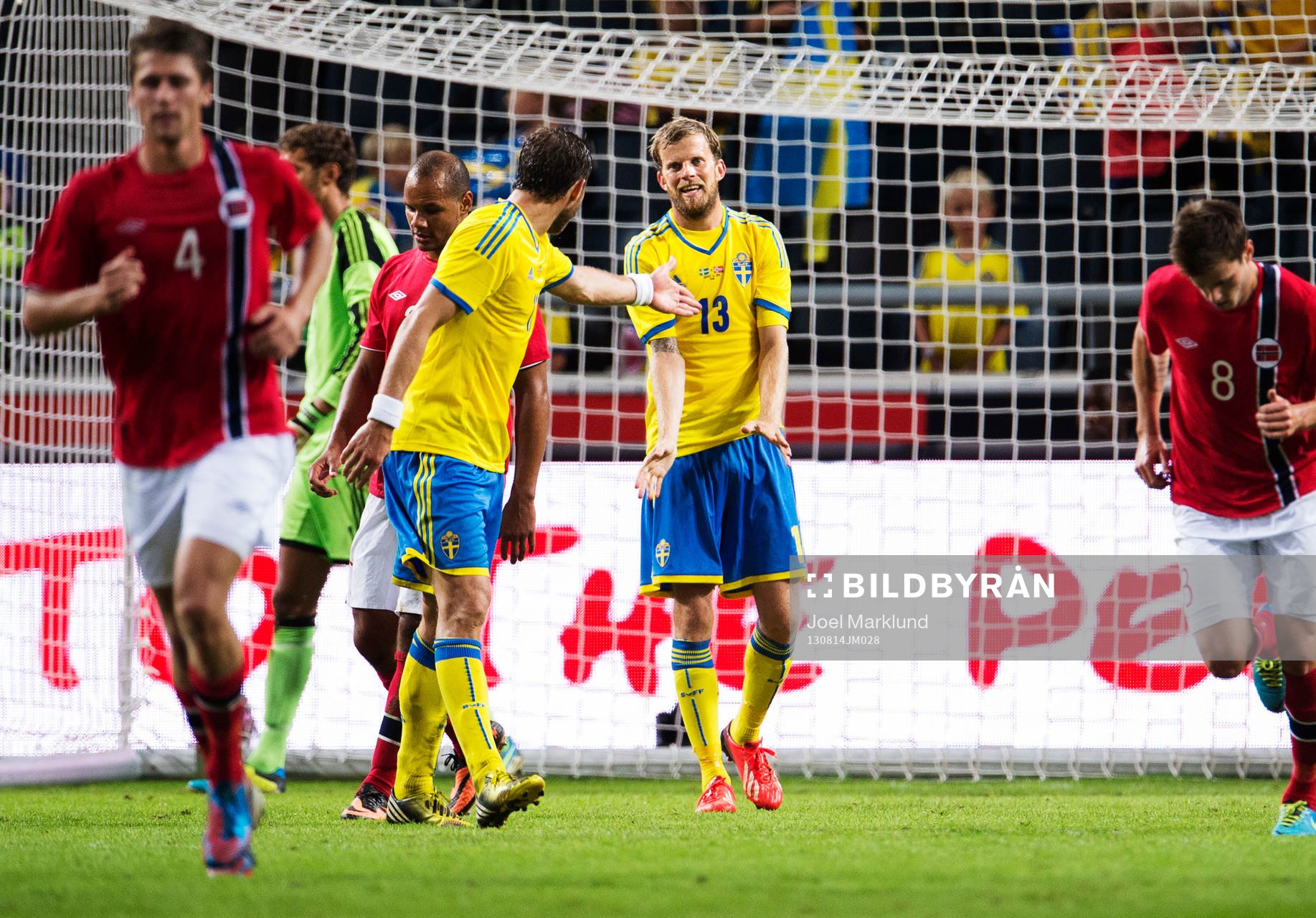 Sveriges Johan Elmander skäller på Mikael Antonsson