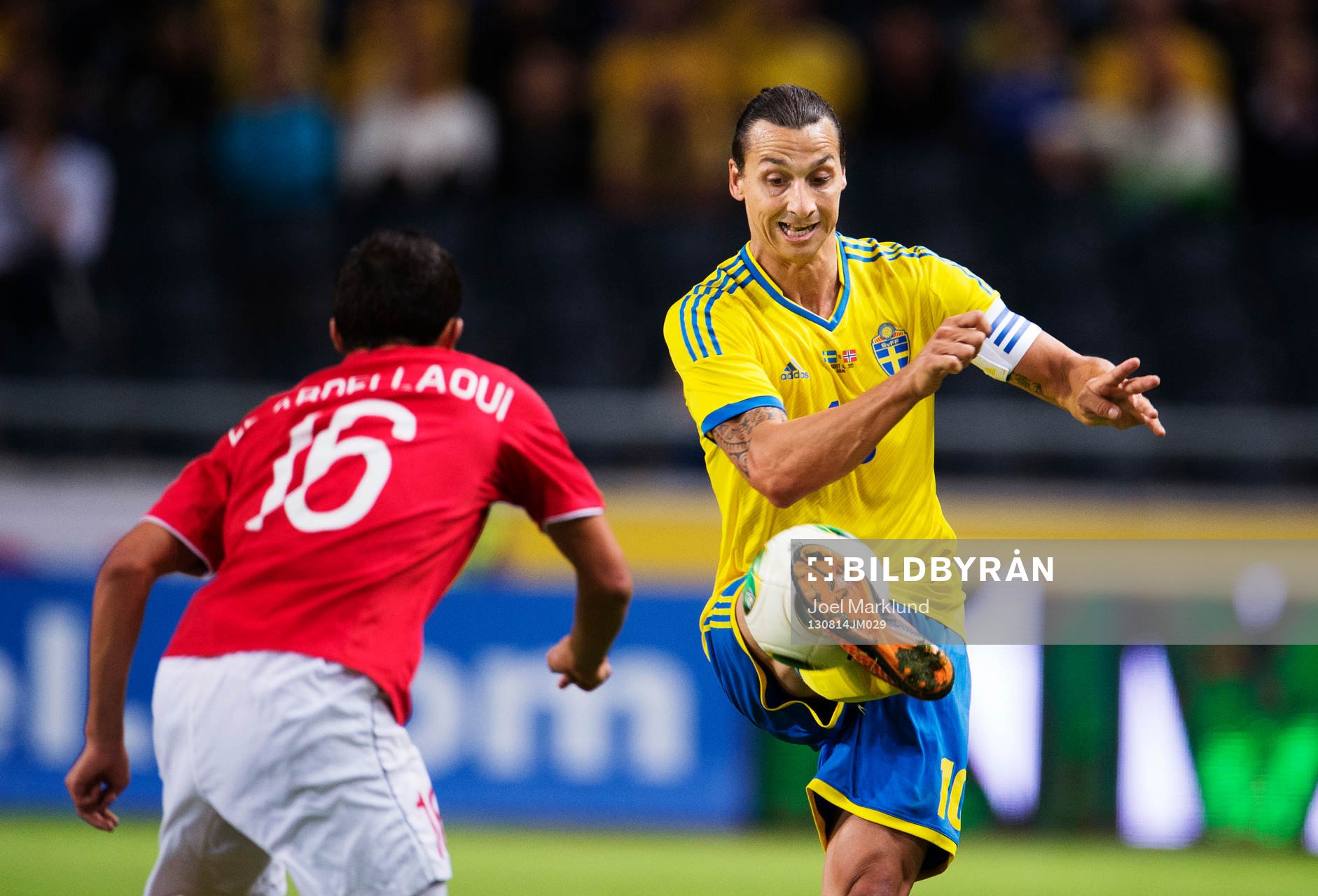 Norges Omar Elabdellaoui utmanas av Sveriges Zlatan