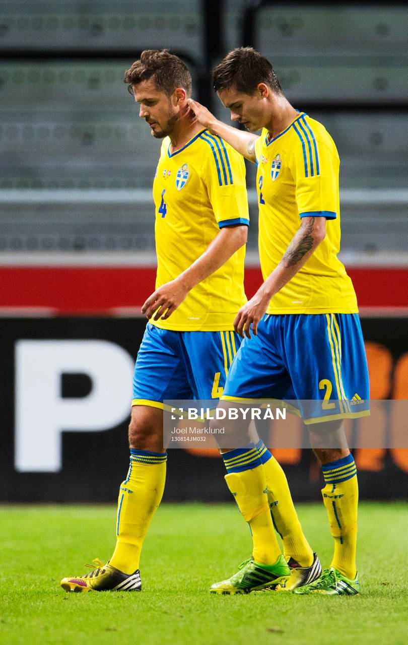 Sveriges Per Nilsson tröstas av Mikael Lustig