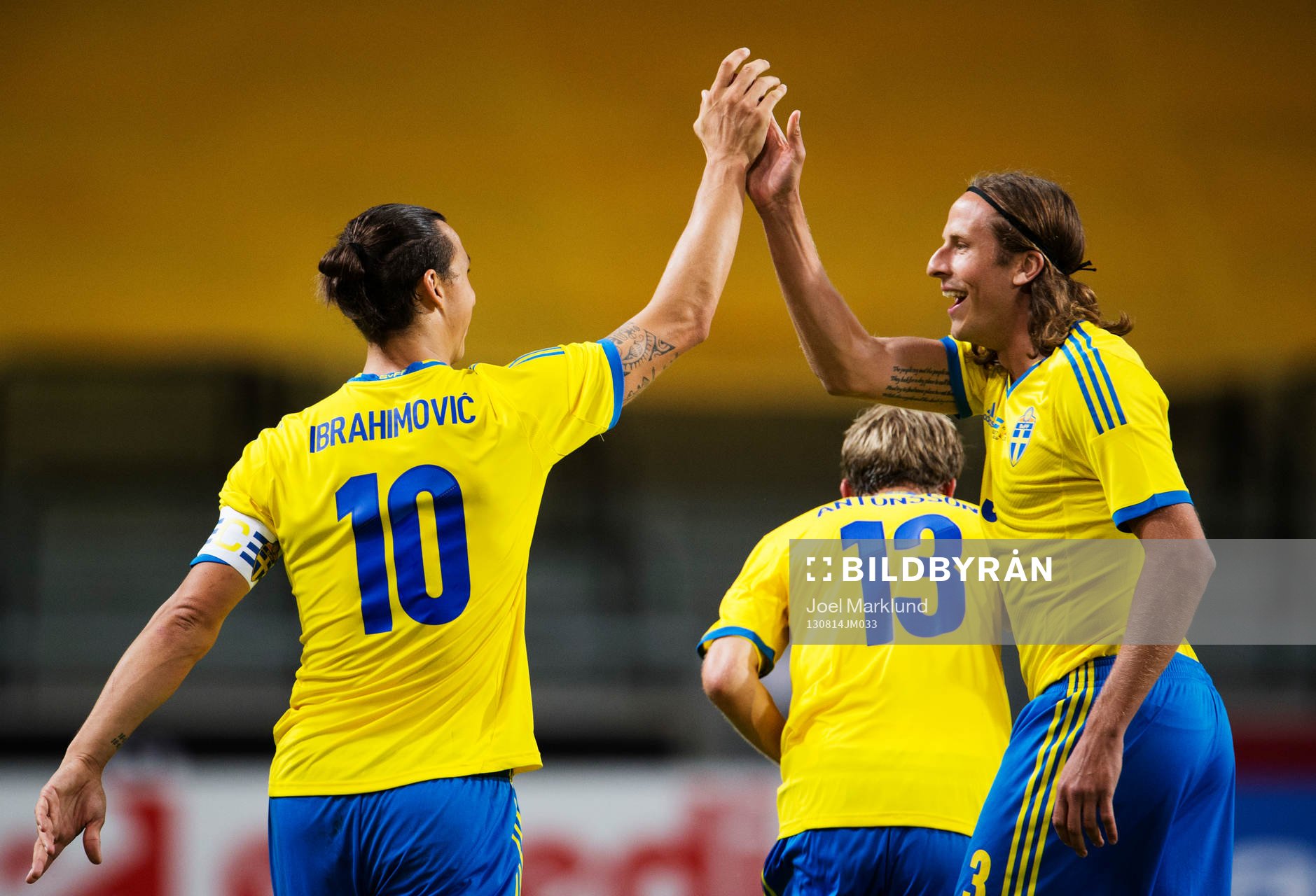 Sveriges Zlatan Ibrahimovic och Jonas Olsson jublar