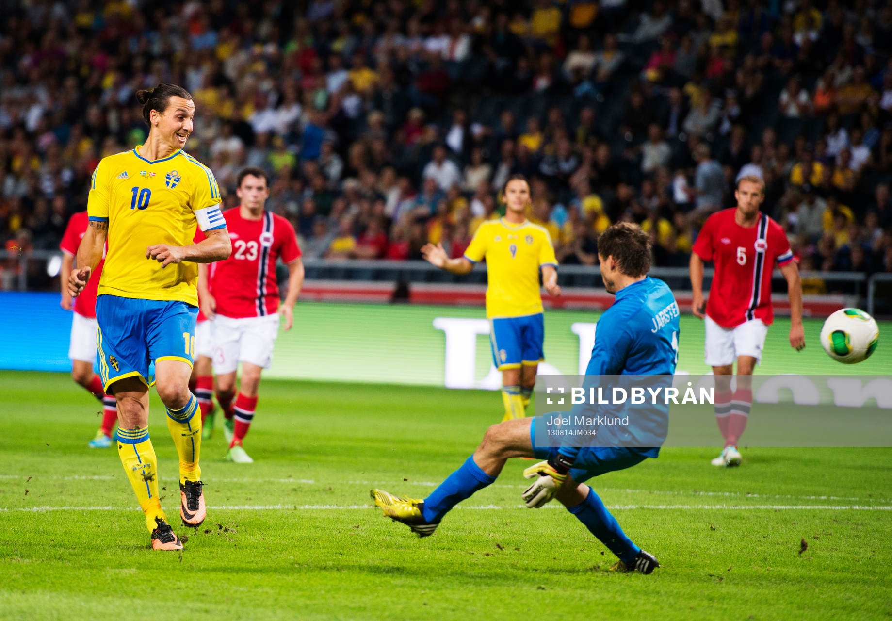 Sveriges Zlatan Ibrahimovic skjuter in 2-0 bakom Norges